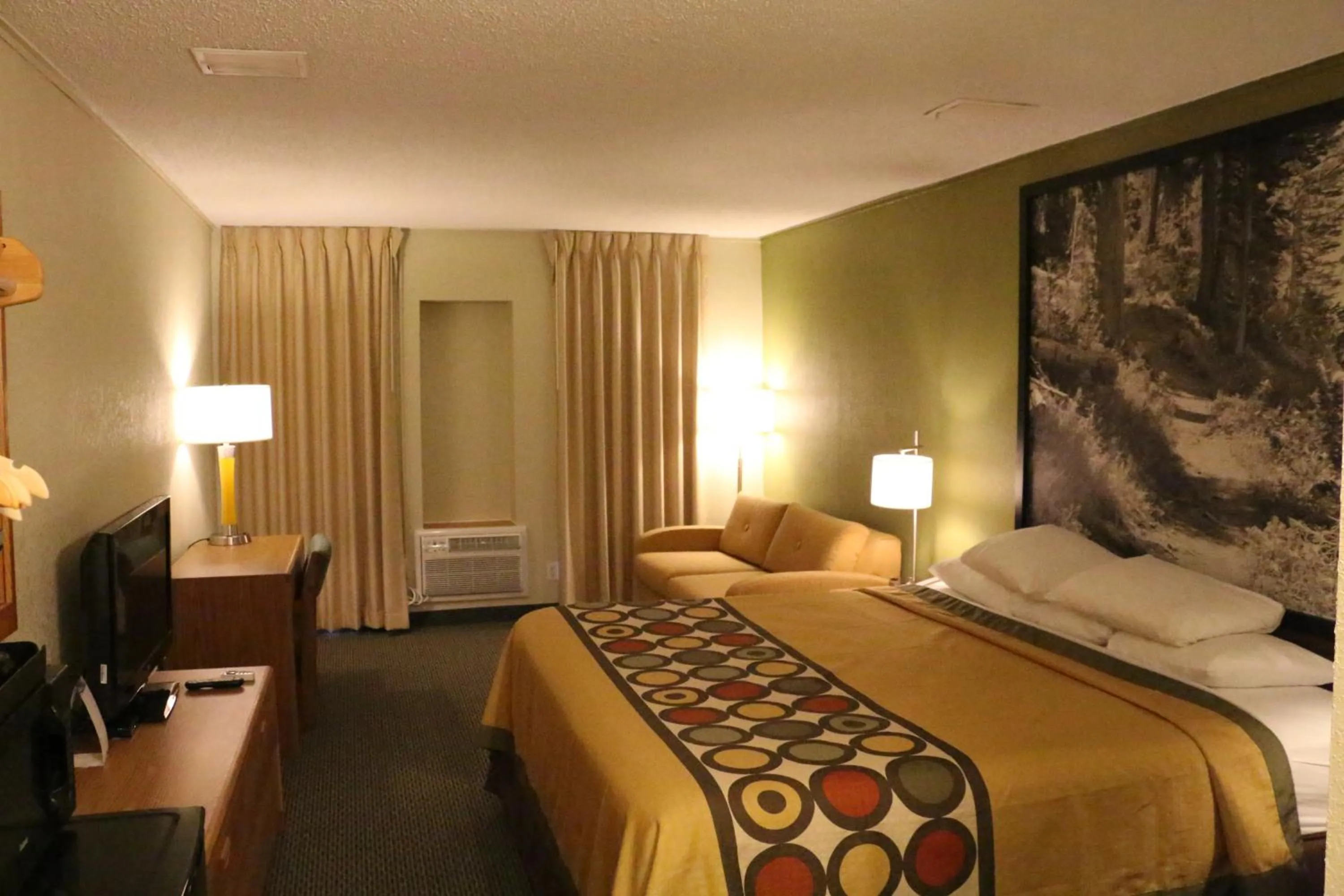 Deluxe King Suite in Super 8 by Wyndham Windsor/Madison North