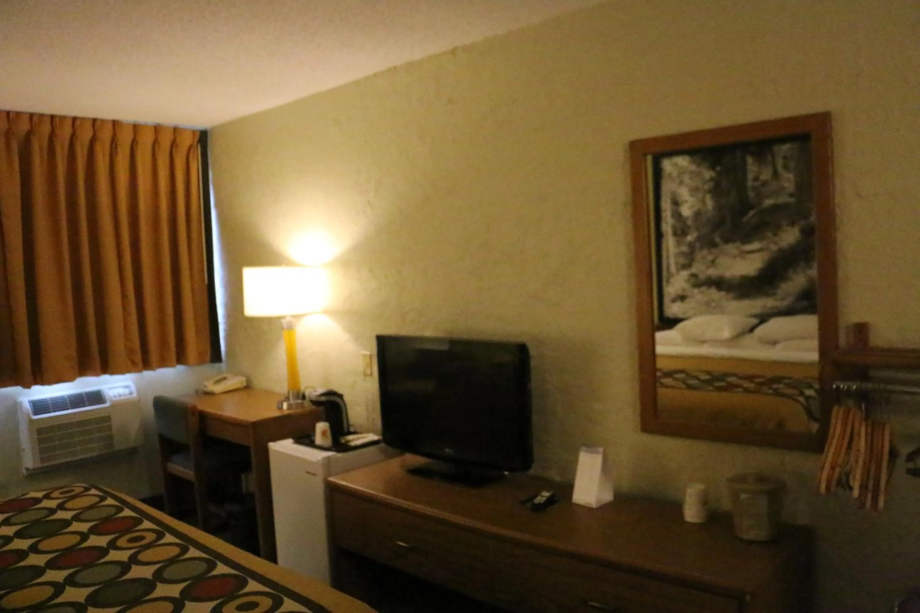 Deluxe King Suite in Super 8 by Wyndham Windsor/Madison North