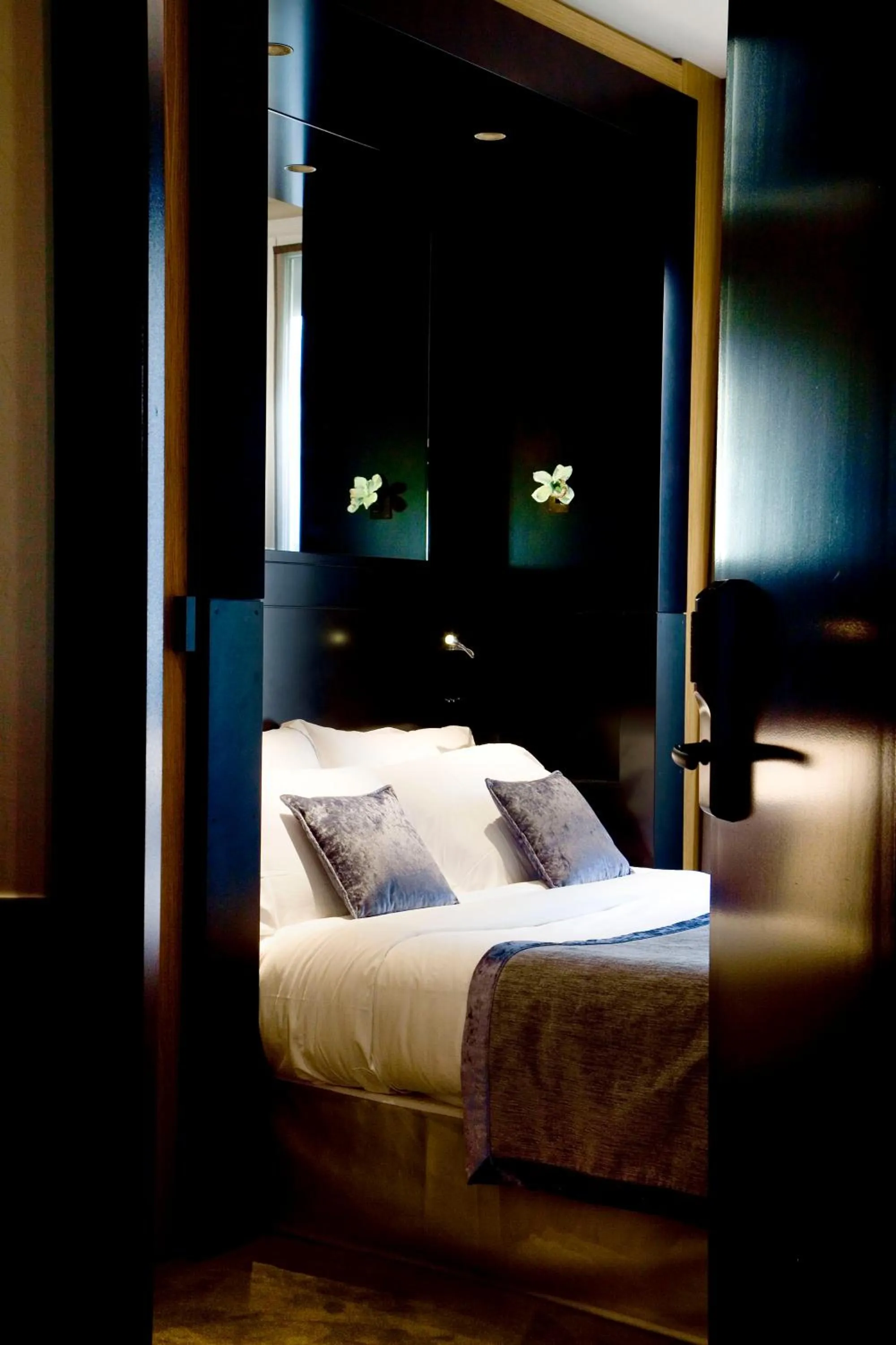 Comfort Double Room in Marceau Champs-Elysées