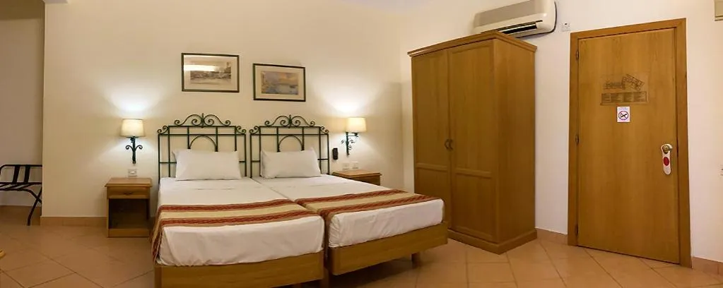 Standard Triple Room in Hotel Kennedy Nova