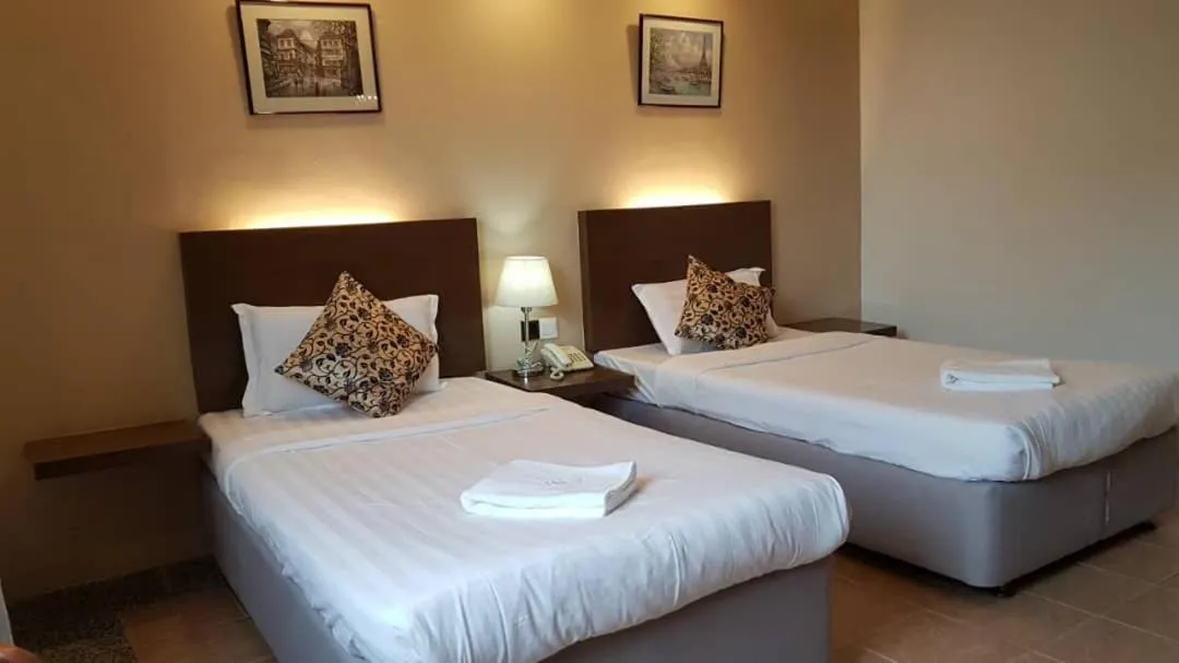 Budget Twin Room (No Elevator Access) in Eagle Bay Hotel