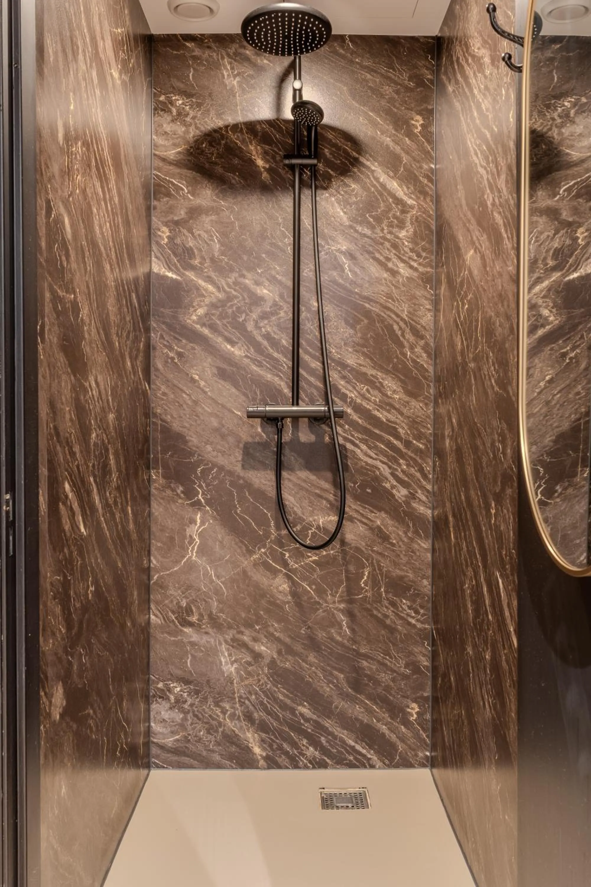 Standard Twin Room with Shared Bathroom in Hotel 83