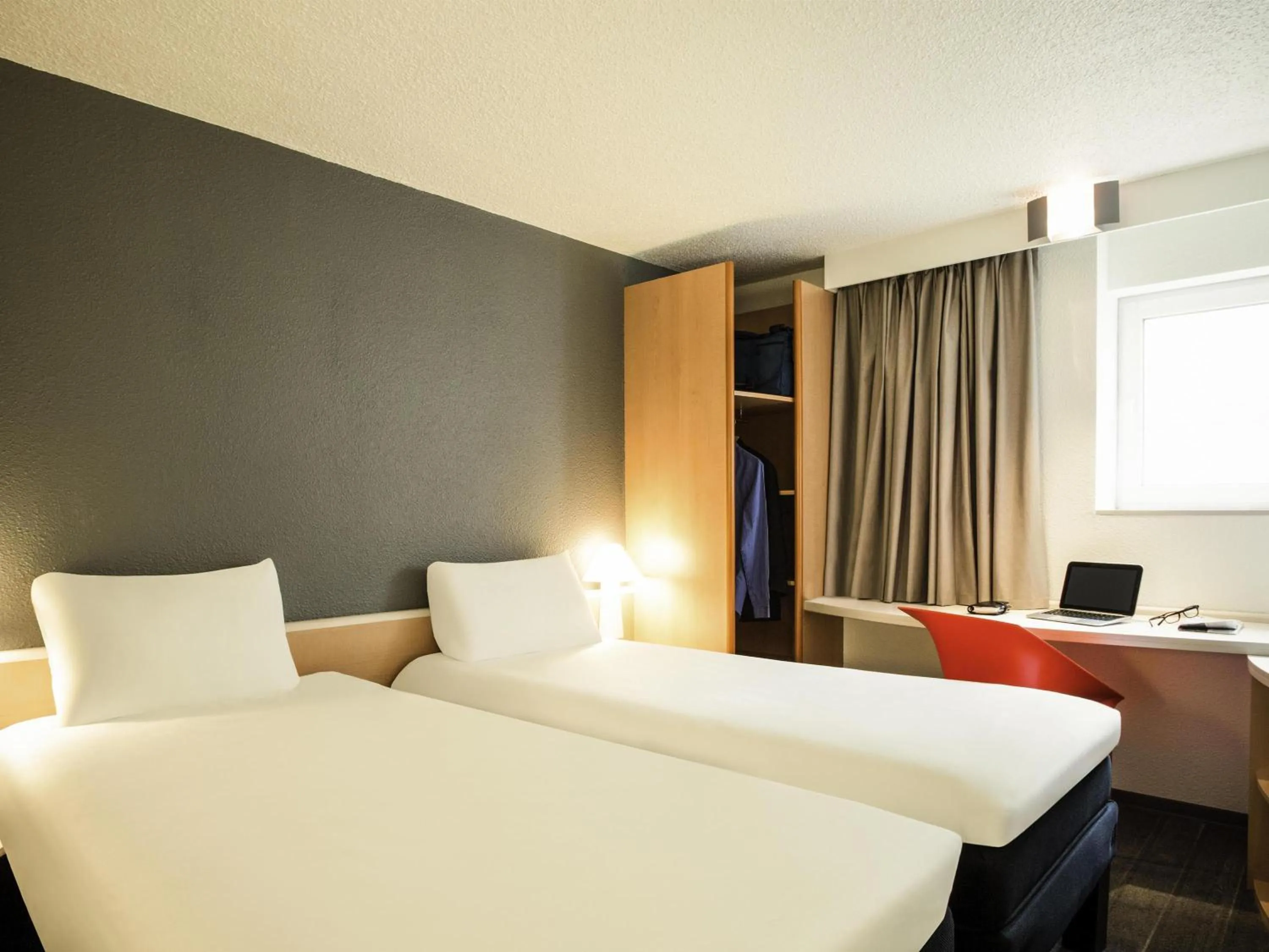 Standard Twin Room in Ibis Orly Chevilly Tram 7