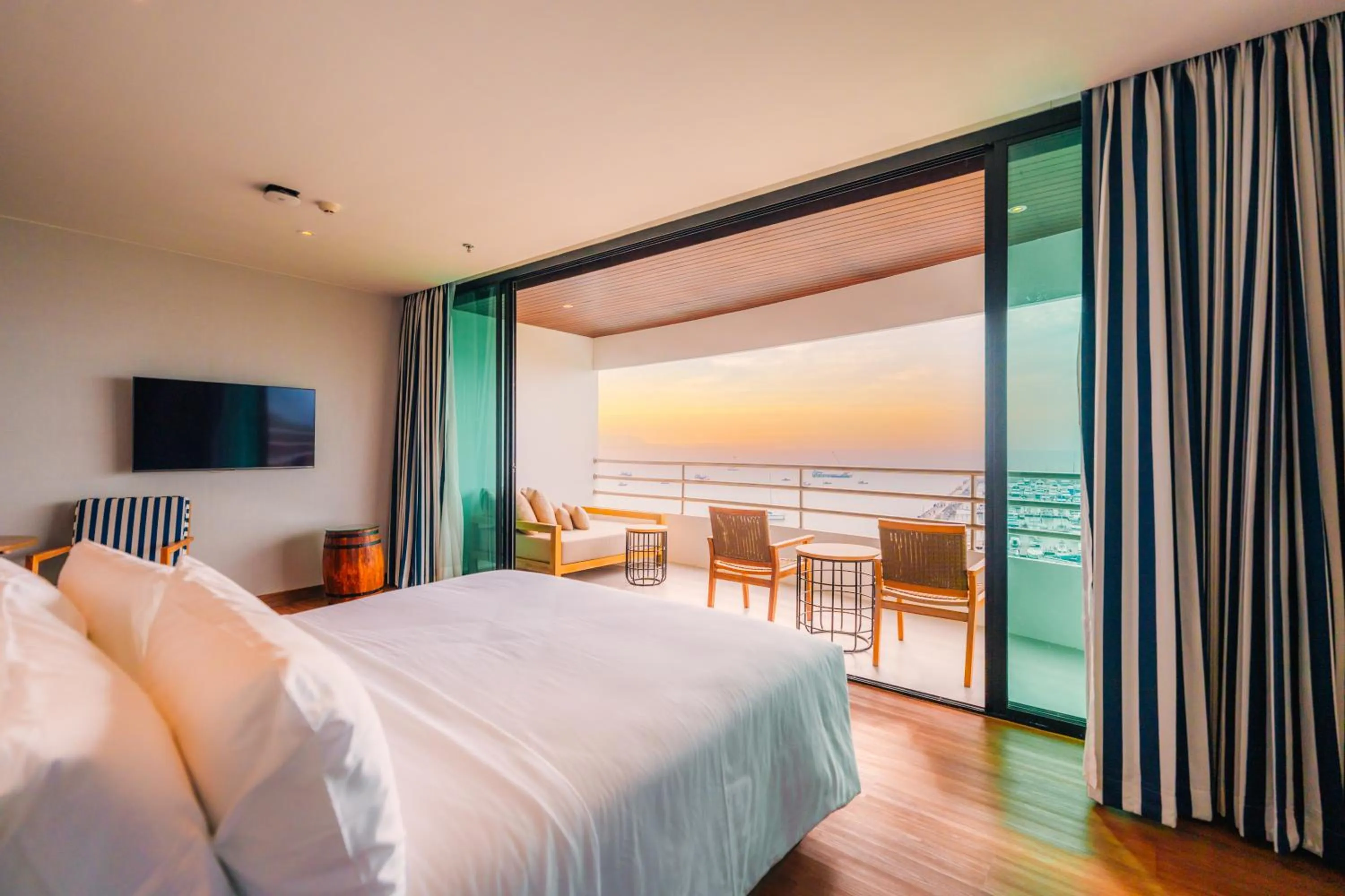 King Bed Marina Front Suite Balcony  in Ocean Marina Resort Pattaya Jomtien