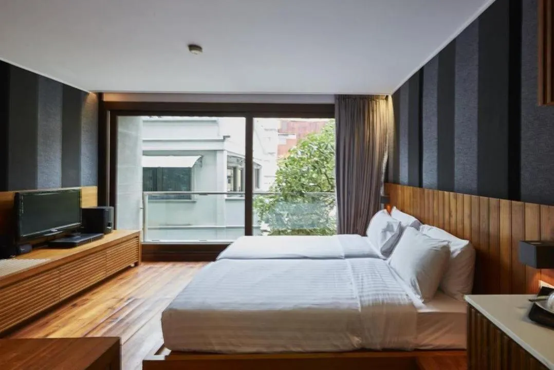 Studio Twin Bed in LUXX Langsuan Hotel - SHA Plus