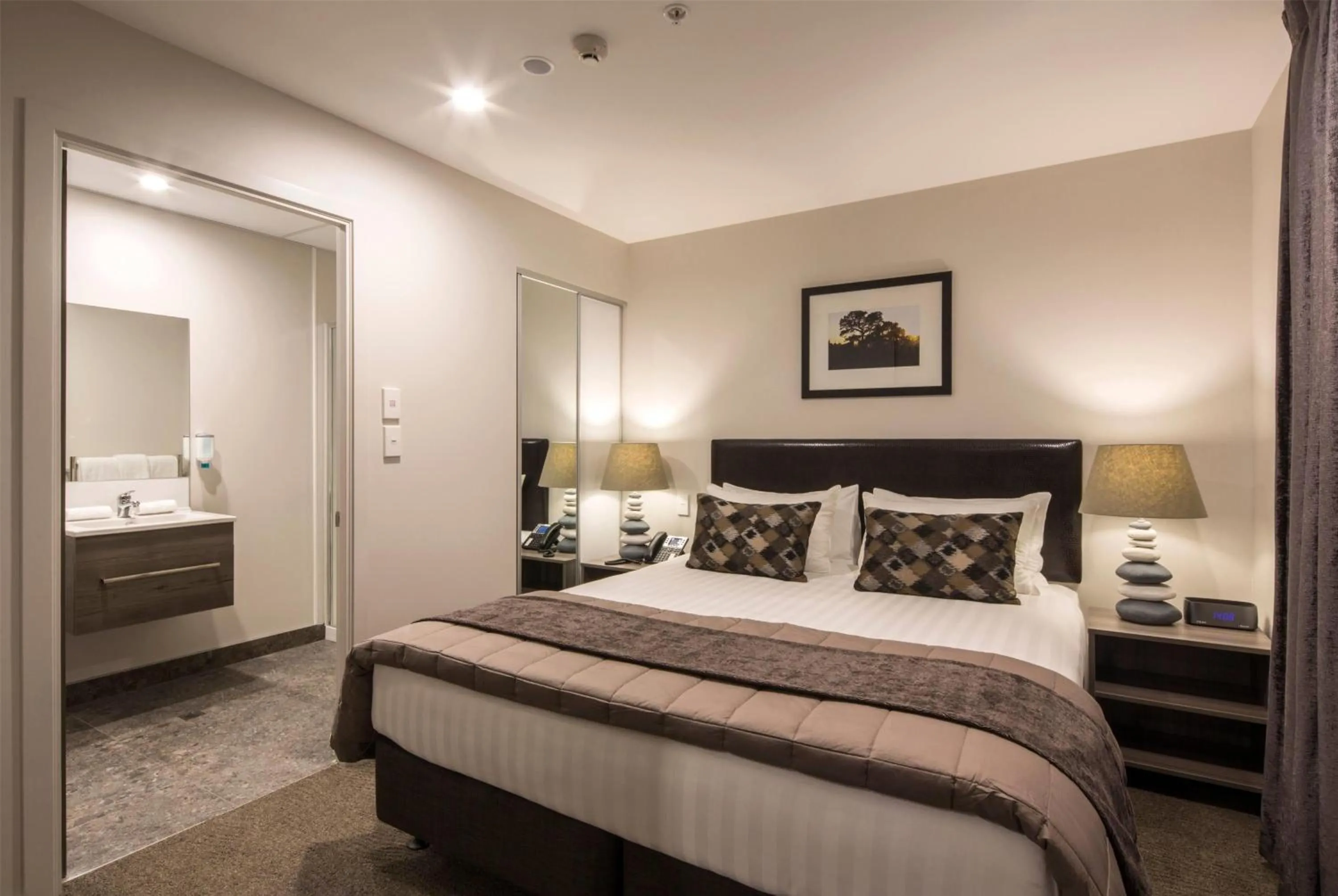 Three-Bedroom Apartment with Three King Beds in Ramada Suites by Wyndham Queenstown Remarkables Park