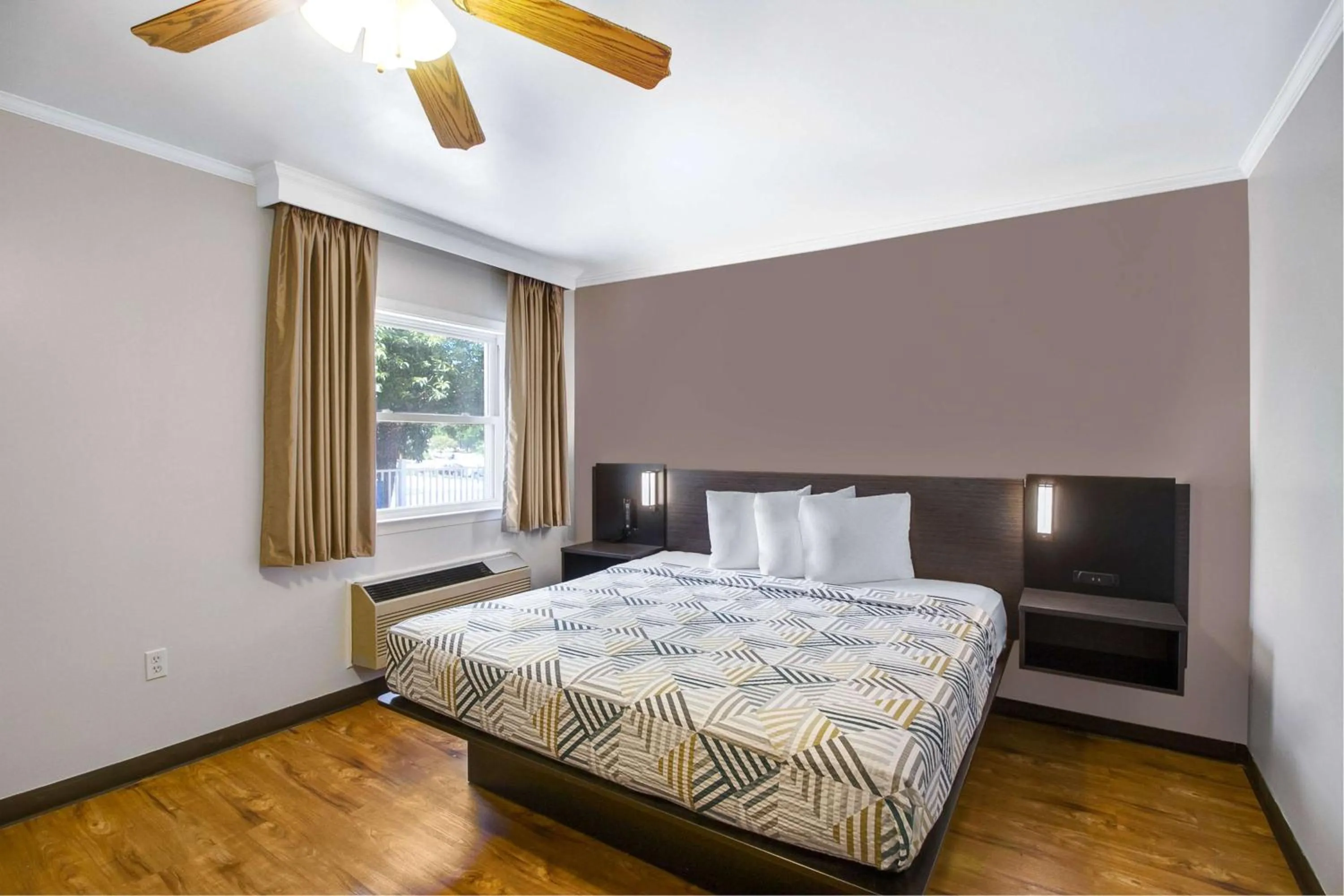 Deluxe King Room - Non-Smoking in Motel 6-Front Royal, VA