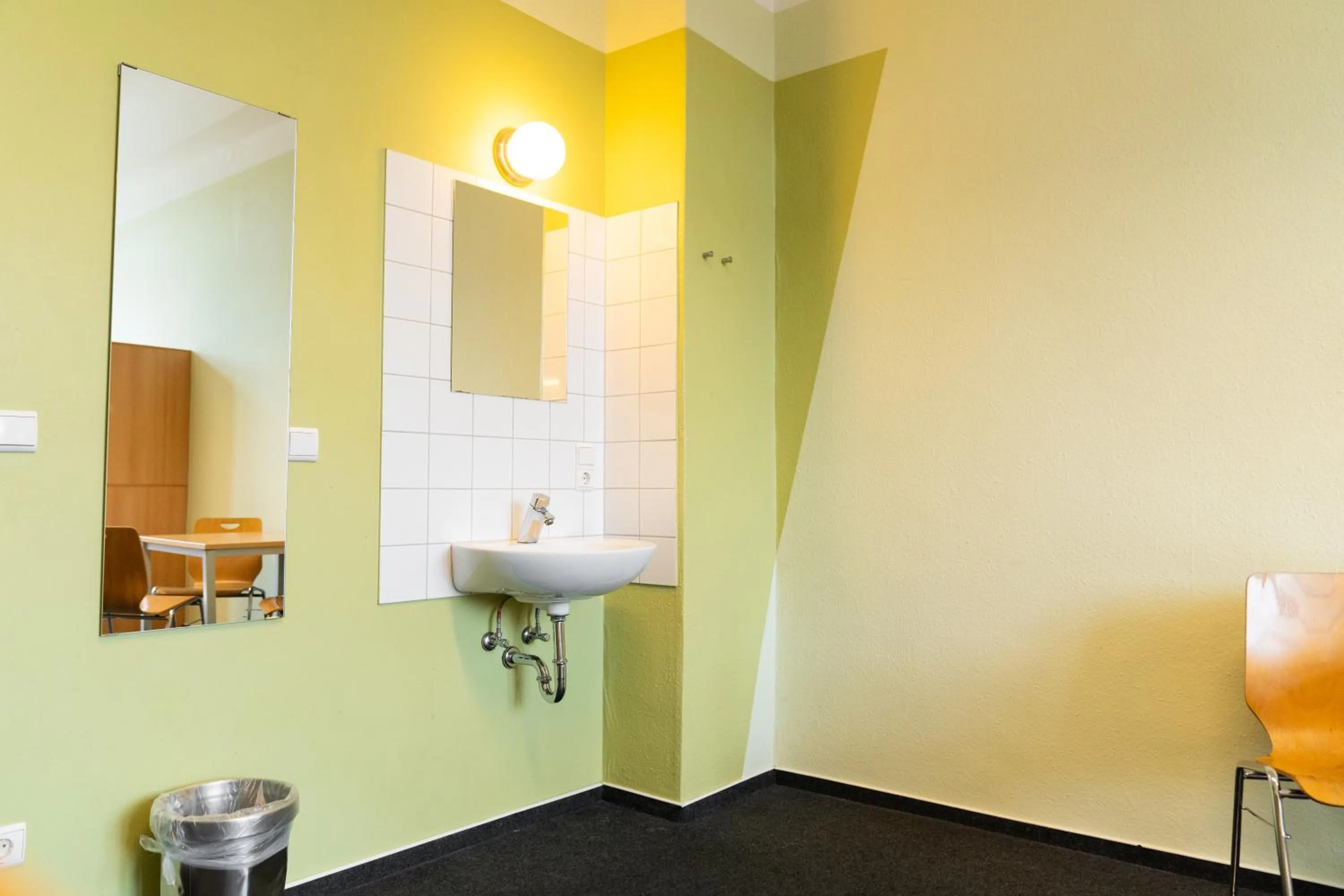 6-Bed Room with Shared Bathroom in Industriepalast Berlin