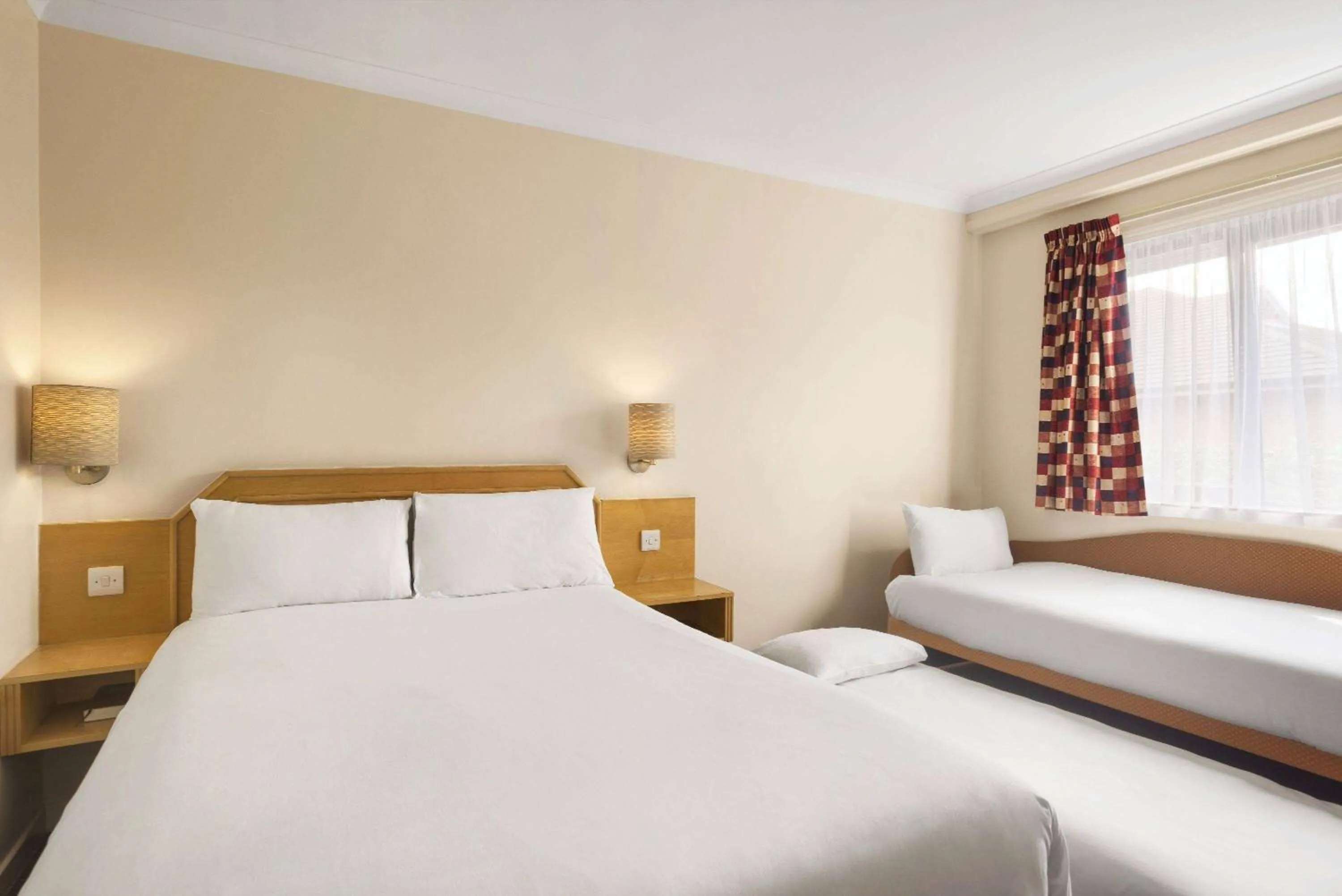 Double Room with Single Bed and Sofa Bed in Days Inn Hamilton