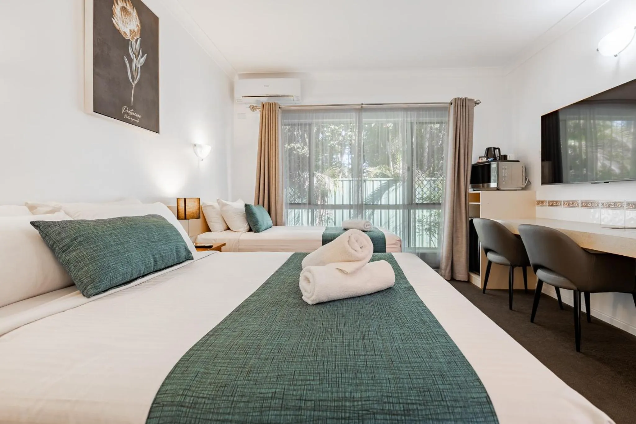 Junior Twin Room in Maraboon Motor Inn