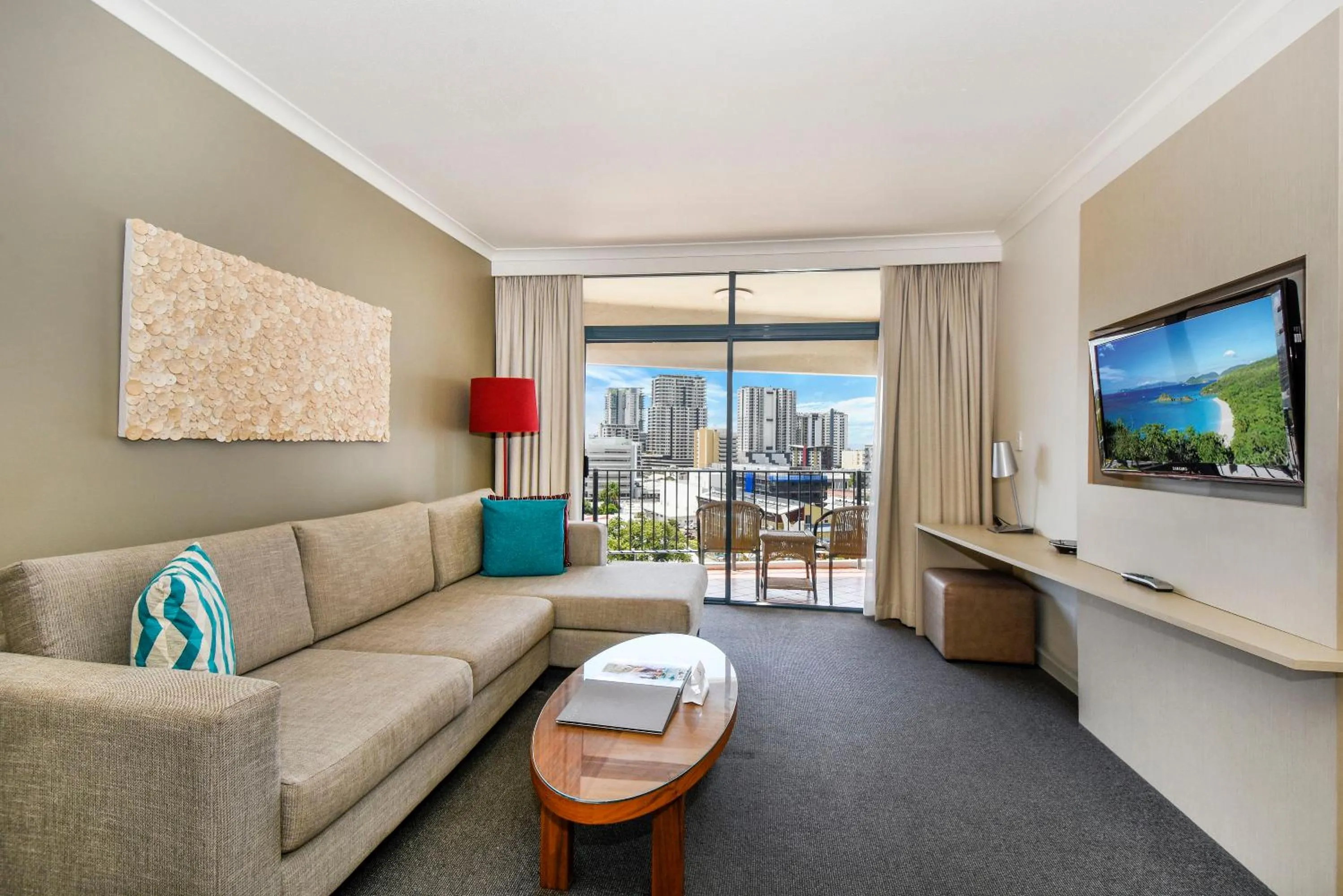 One-Bedroom Apartment with City View - Weekly Housekeeping in Mantra on The Esplanade