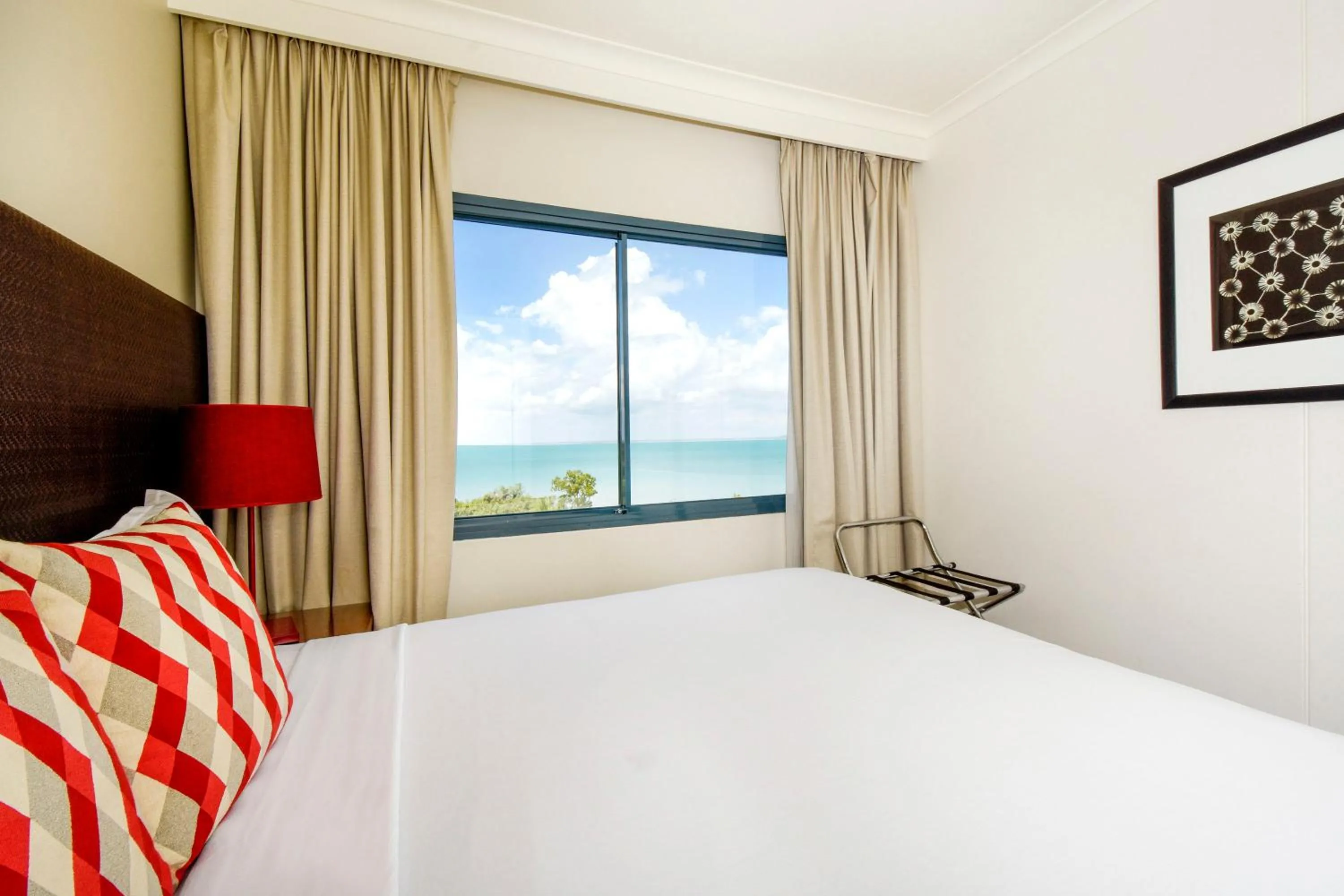 2 Bedroom Dual Key Apartment Harbor View – Weekly Housekeeping in Mantra on The Esplanade