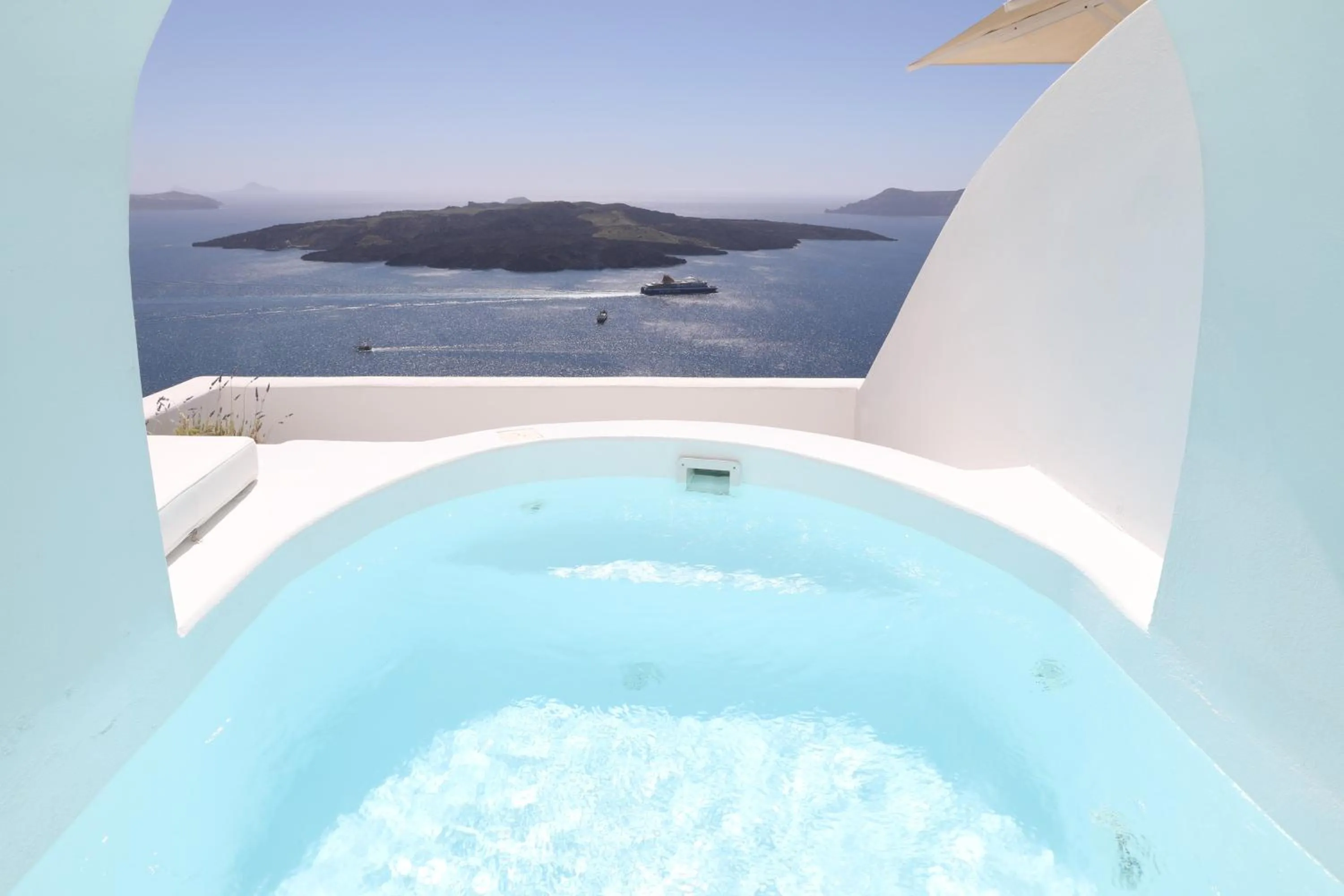Suite with Private Balcony and Outdoor Hot Tub with Caldera View in Panorama Suites