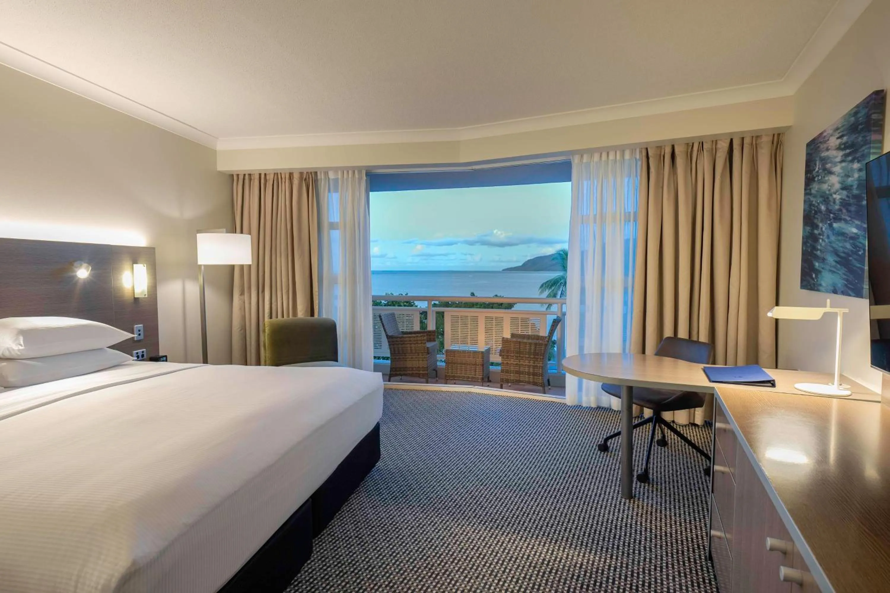 Deluxe King Room with Sea View in DoubleTree by Hilton Cairns