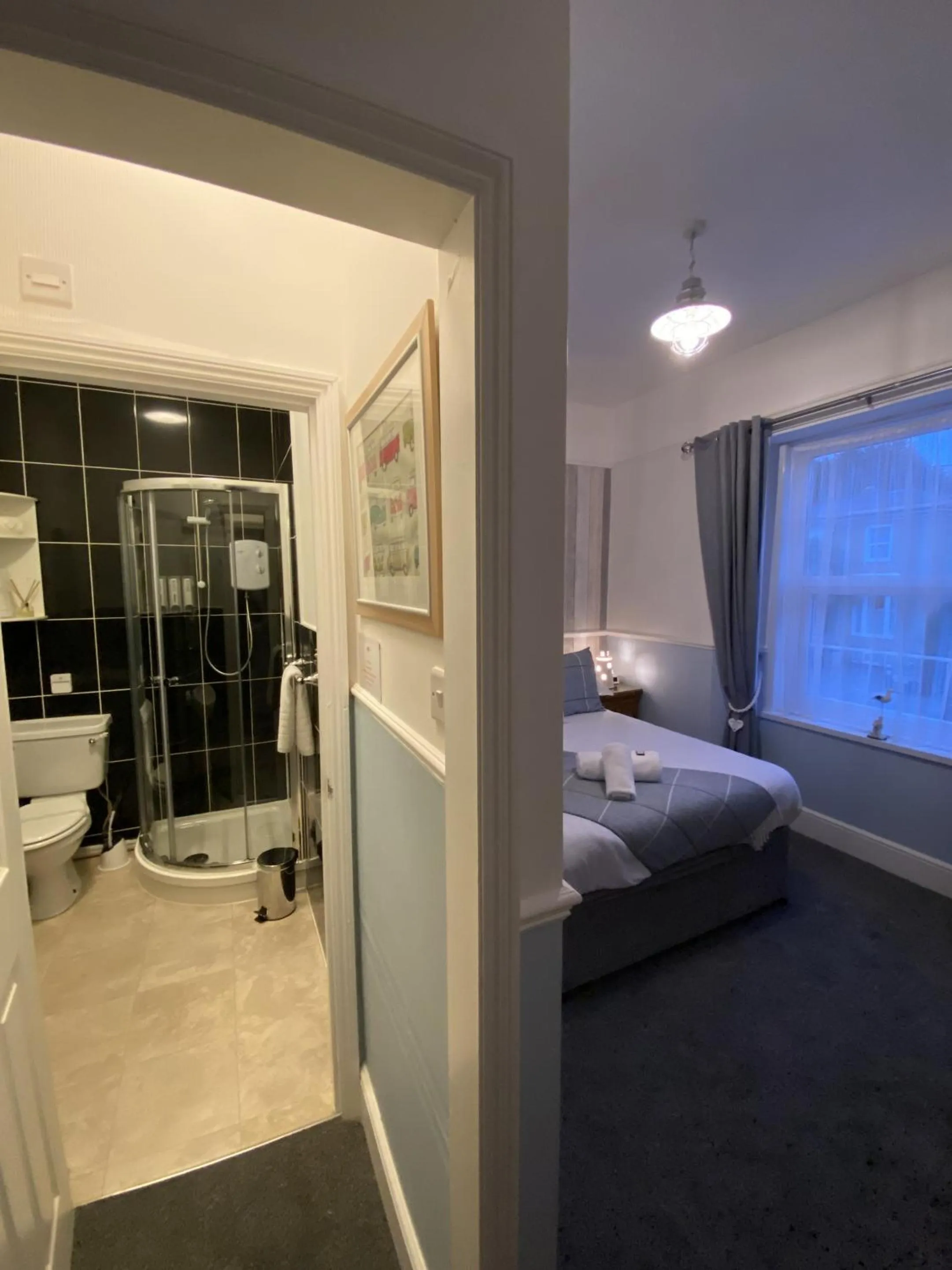 Double Room with Private Bathroom - single occupancy in Abingdon House