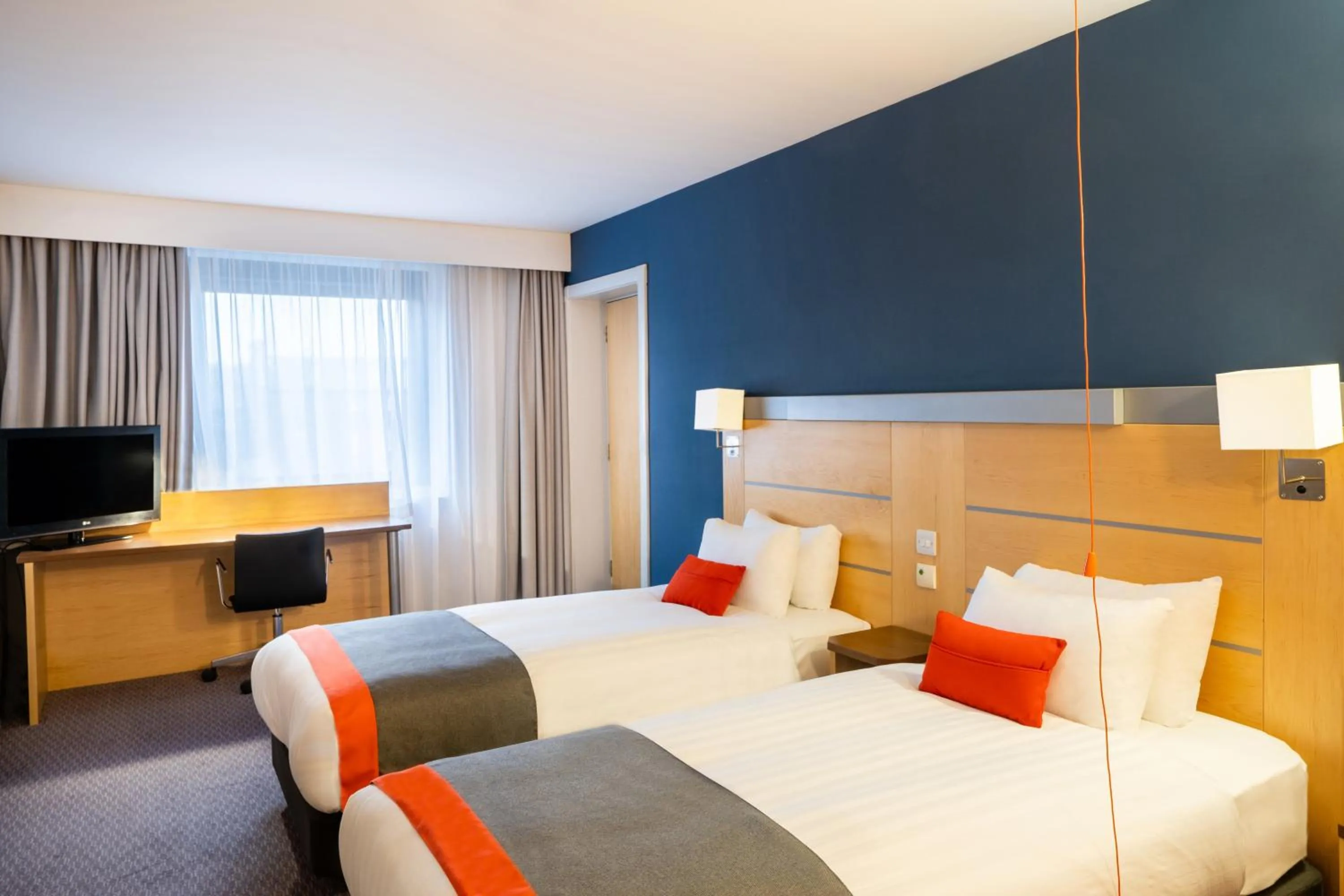 Standard Twin Room with Free Hot Breakfast - Accessible in Holiday Inn Express Dundee by IHG
