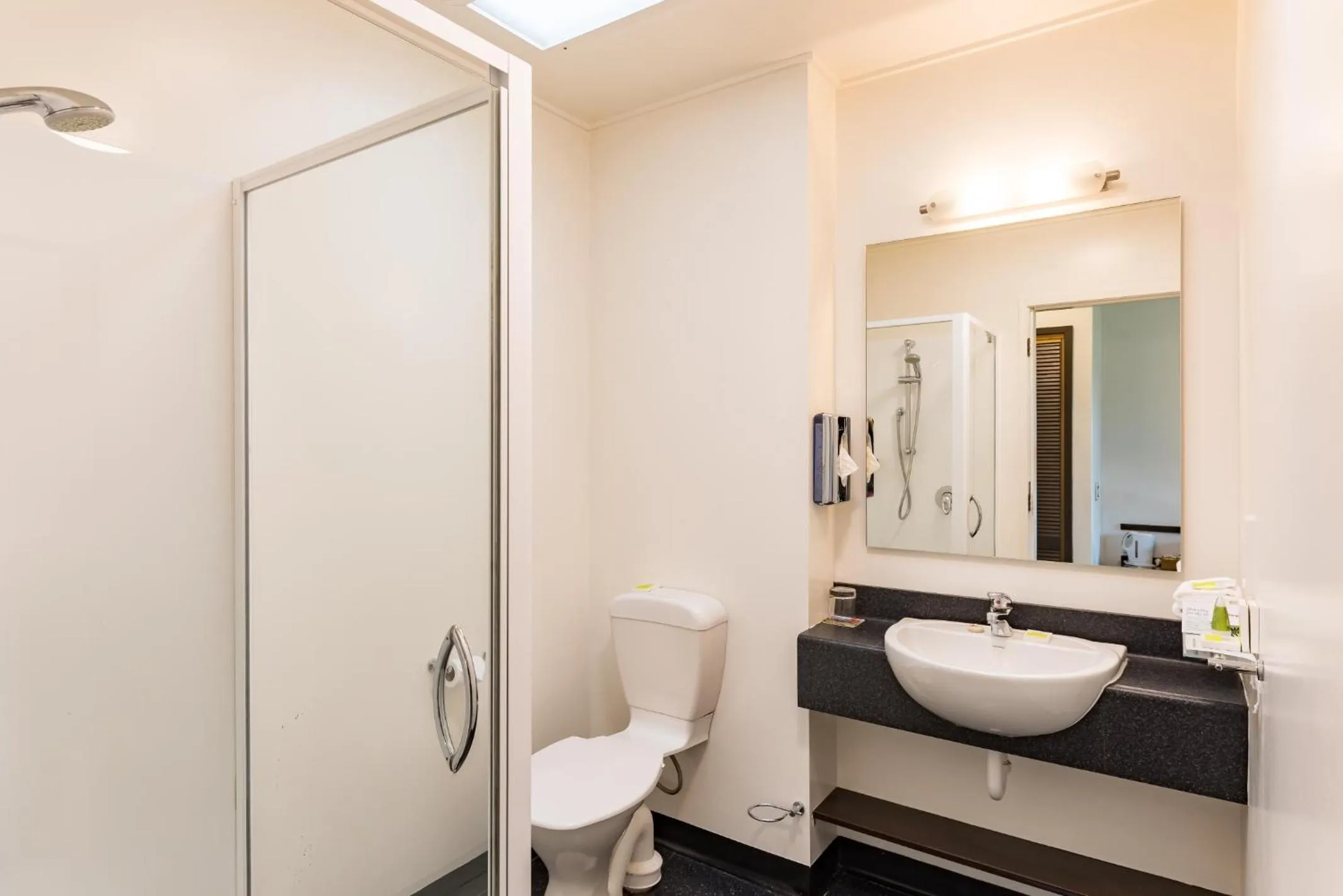 Standard King Room - single occupancy in Heartland Hotel Haast