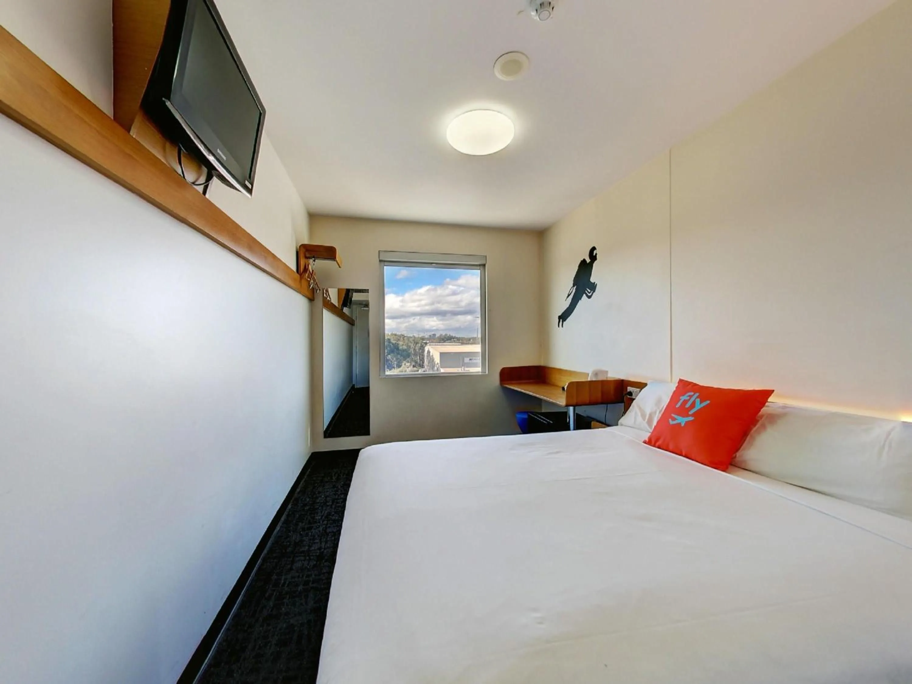 Standard Queen Room in ibis budget Sydney Airport