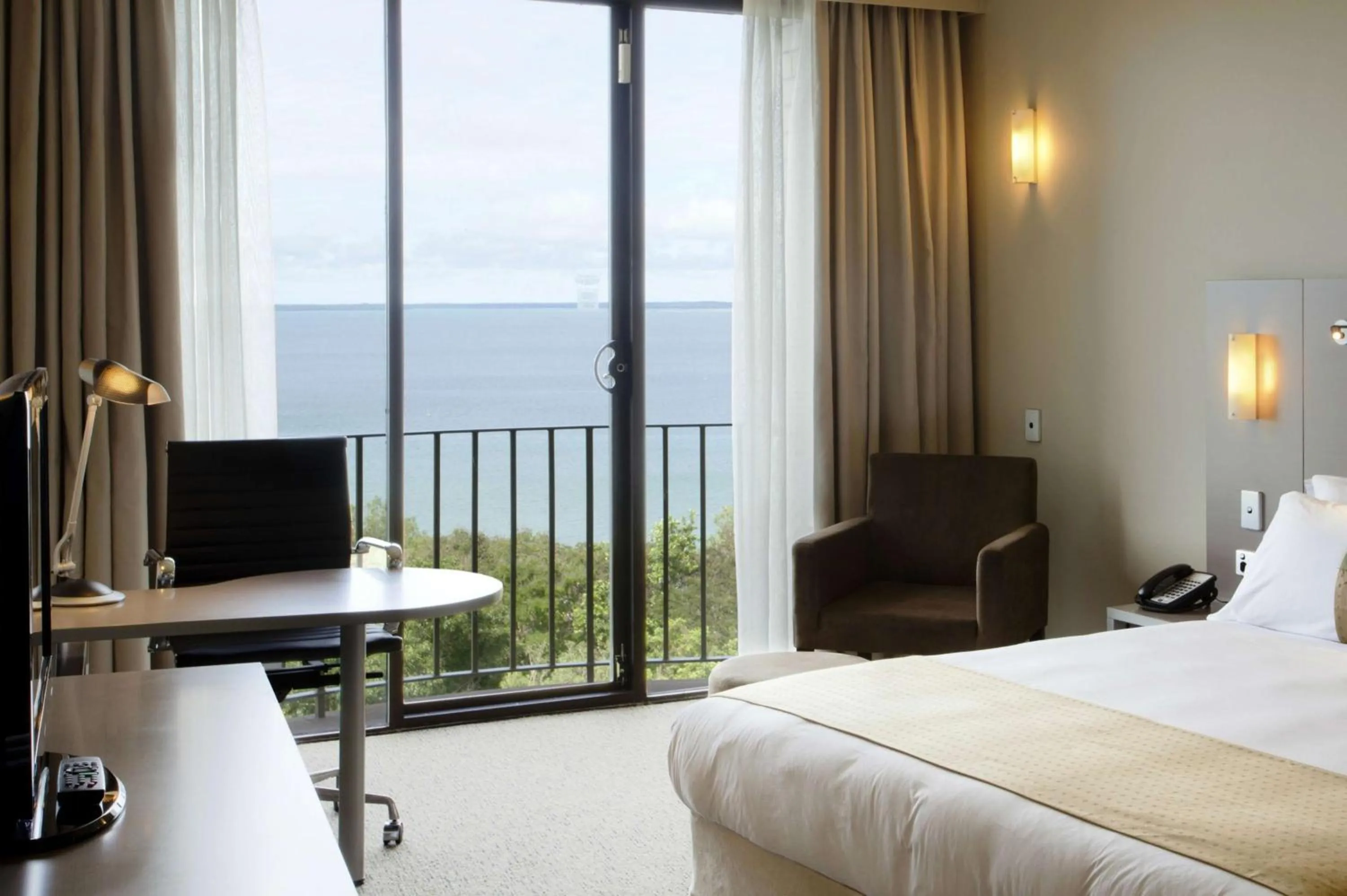 King Guest Room with Harbor View in Hilton Garden Inn Darwin