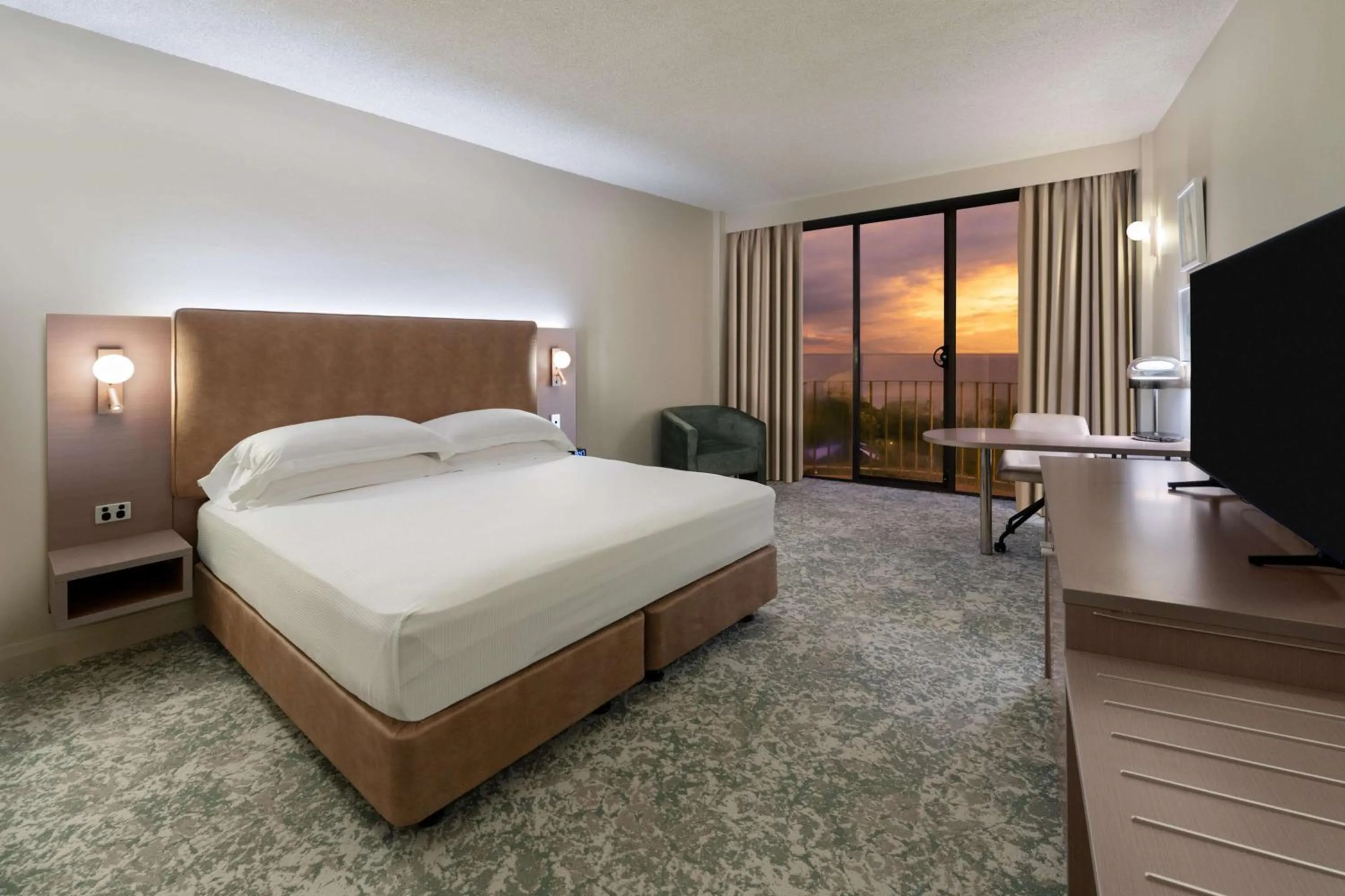 King Deluxe Room with Harbor View in Hilton Garden Inn Darwin
