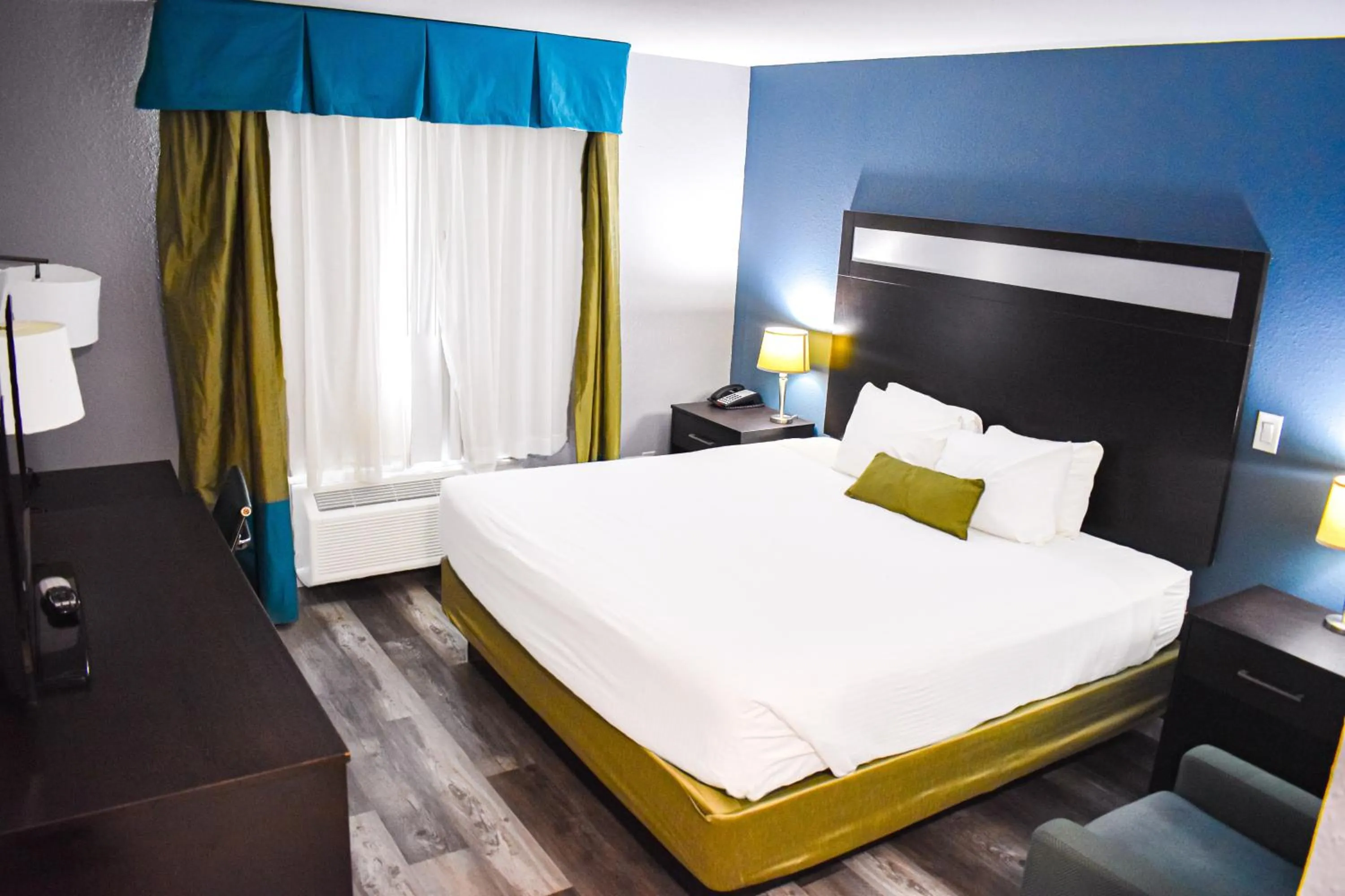 1 King Bed, Deluxe Mobility/Hearing Accessible, Bathtub w/Grab Bars, Non-Smoking in Baymont by Wyndham Midland Center