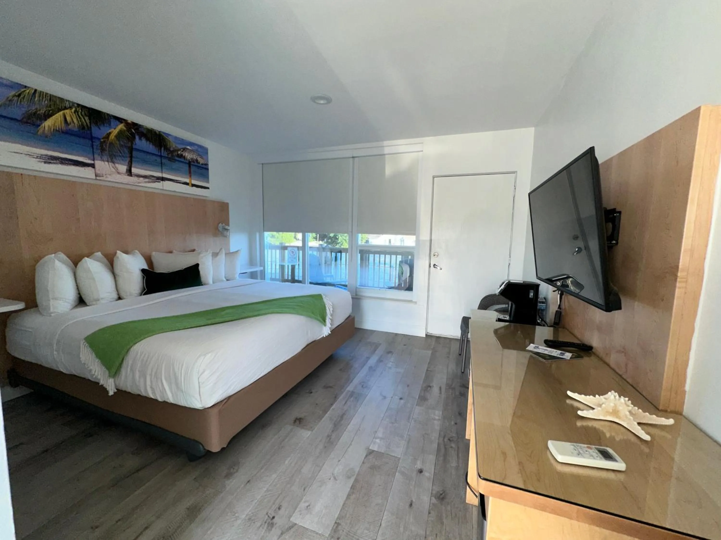 Superior King Room - Waterfront  in Gilbert's Resort