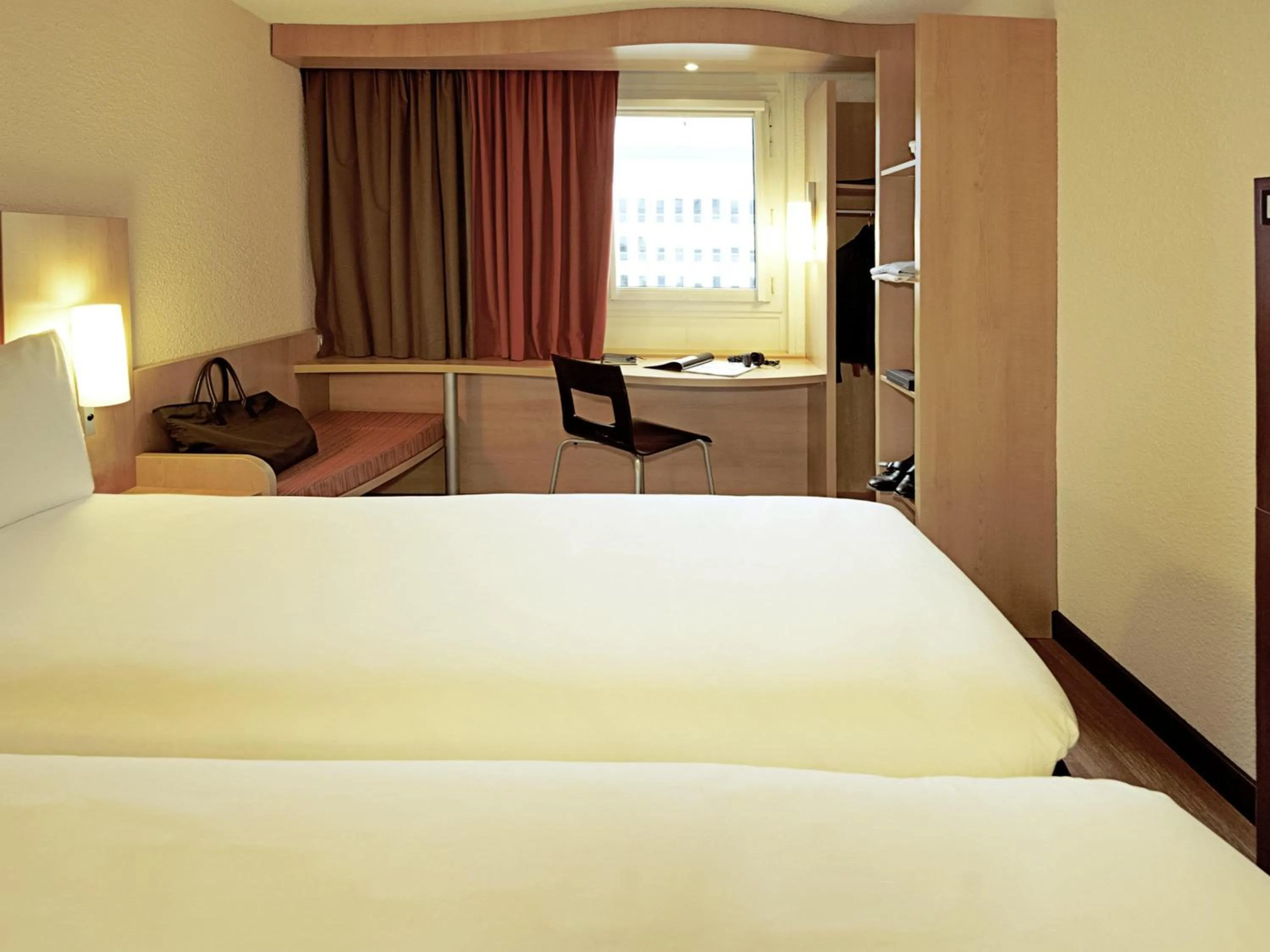 Standard Twin Room in ibis Karlsruhe Hauptbahnhof