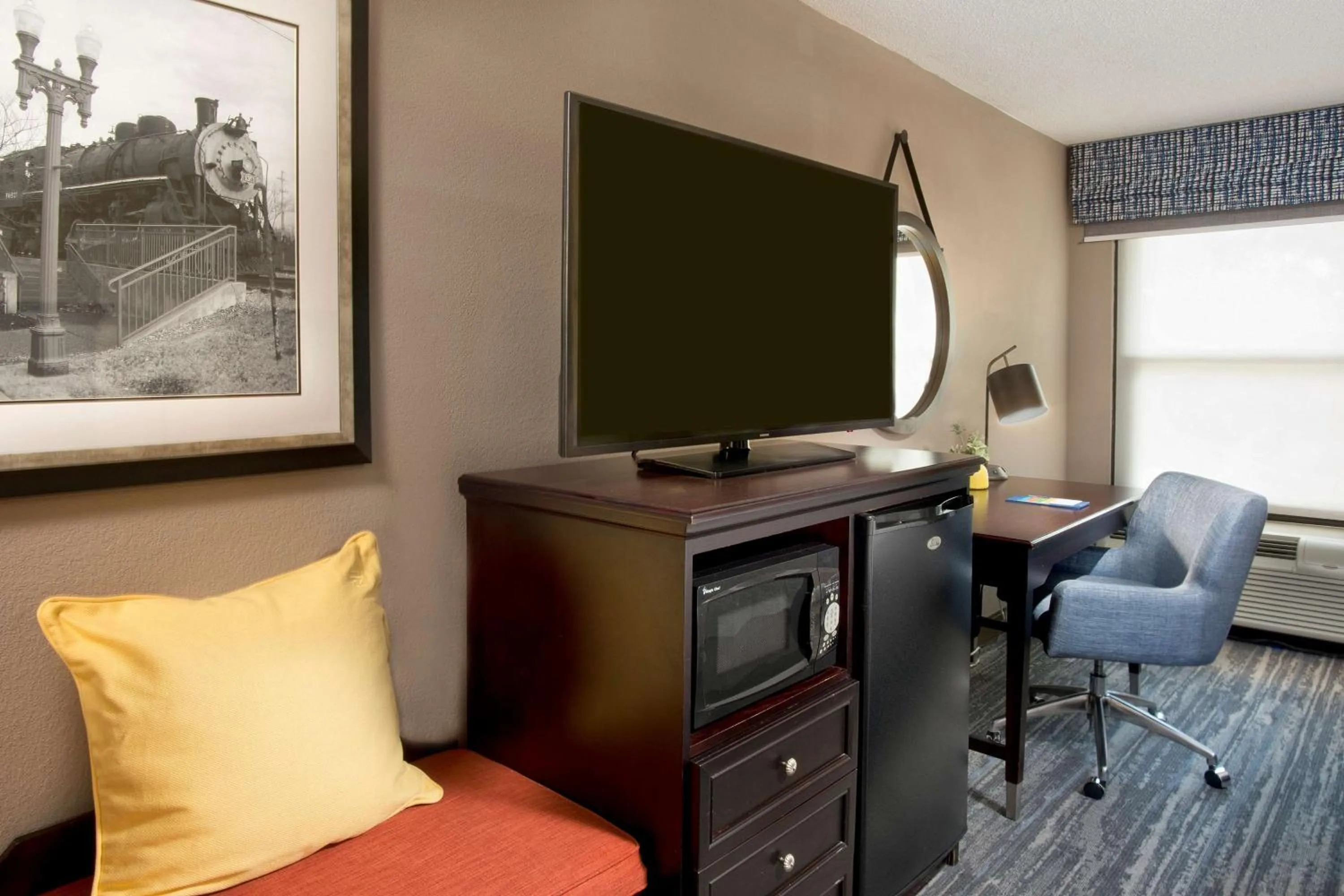 King Room with Sofa Bed and Study - Non-Smoking in Hampton Inn Memphis/Collierville