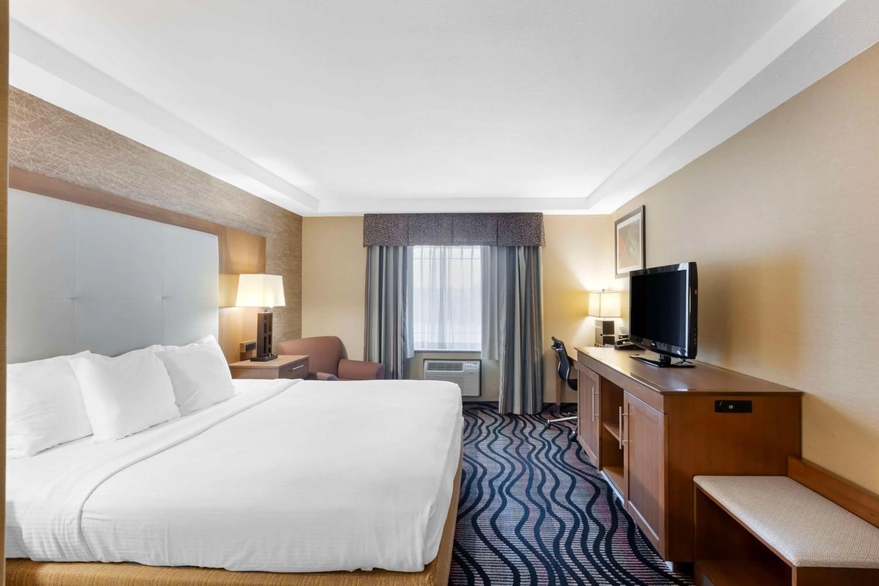 King Room with Roll-In-Shower - Mobility Accessible/Non-Smoking in Best Western Summit Inn