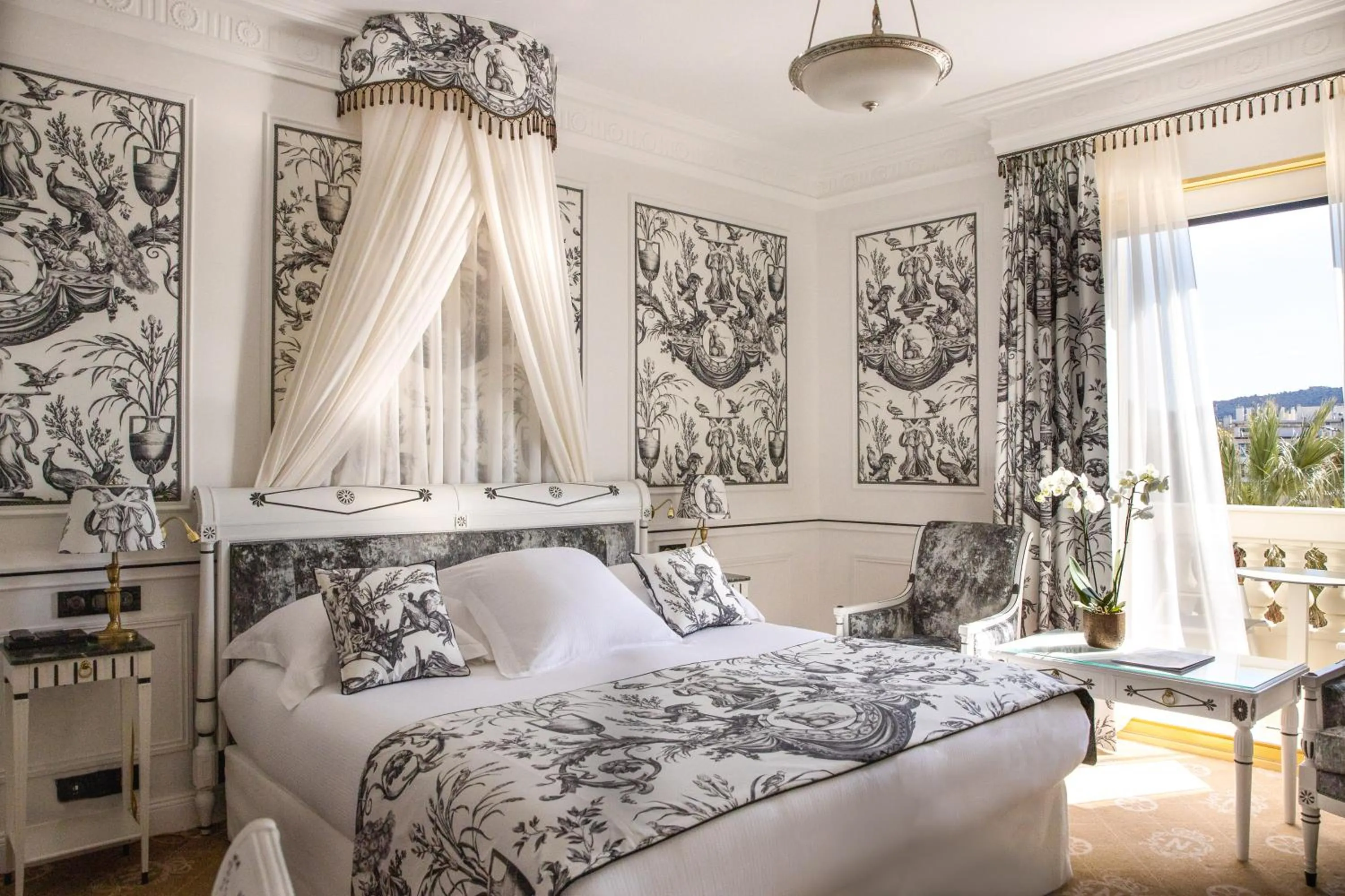 Double Exclusive room with garden and partial sea view in Hotel Le Negresco