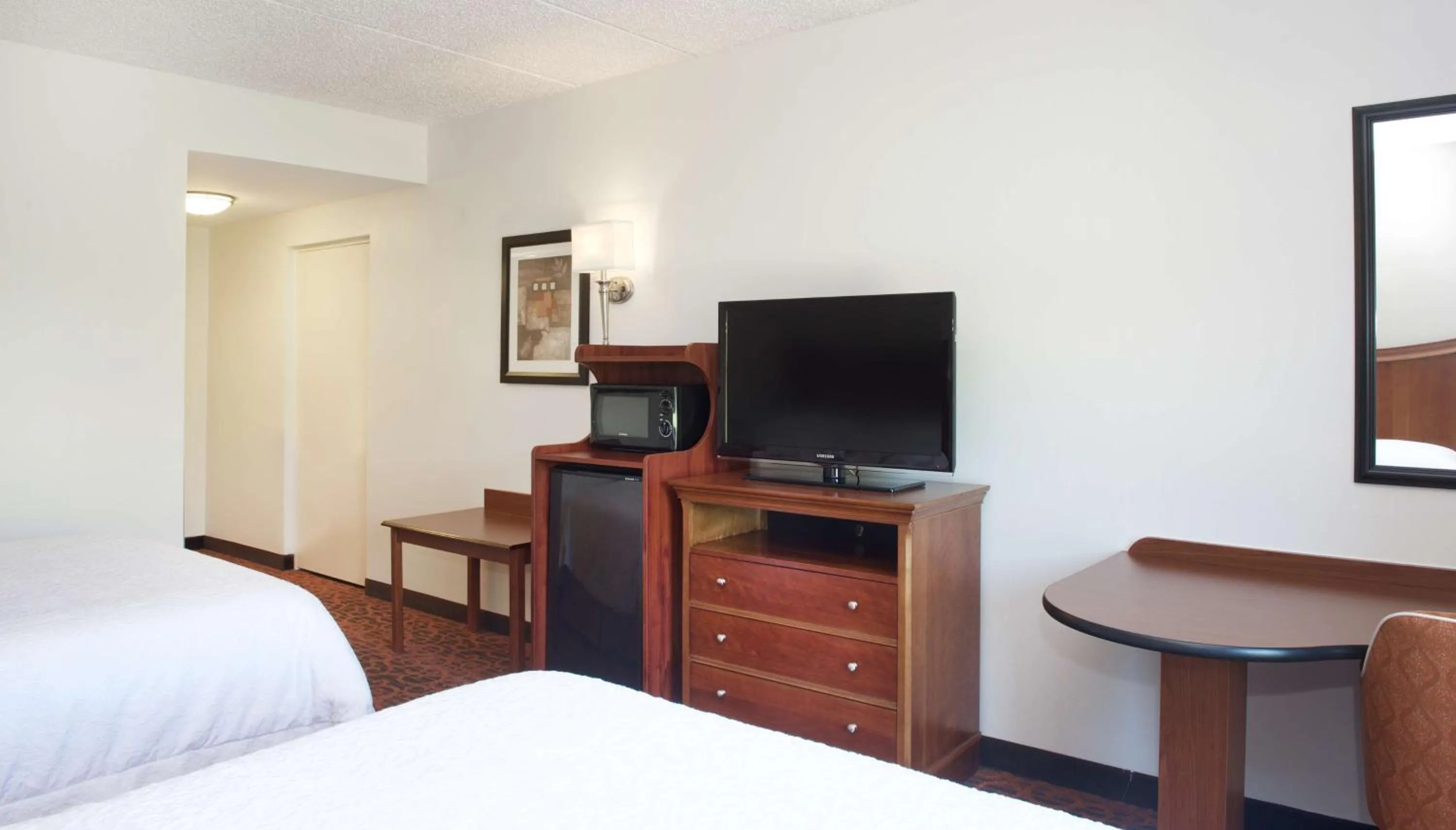 Queen Room with Two Queen Beds - Mobility and Hearing Access/Non-Smoking in Hampton Inn & Suites Pittsburgh-Meadow Lands