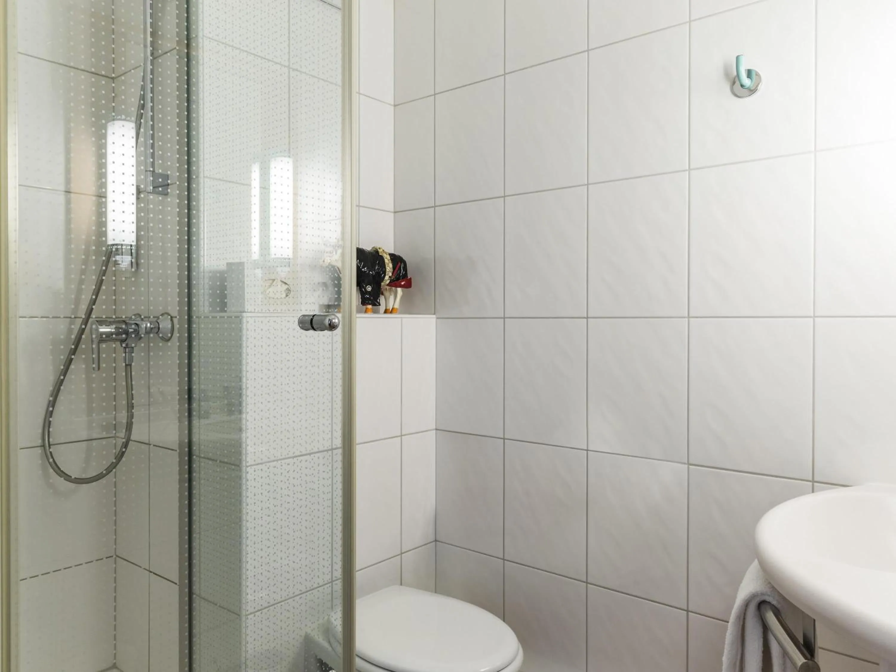 Standard Twin Room in Ibis Sion