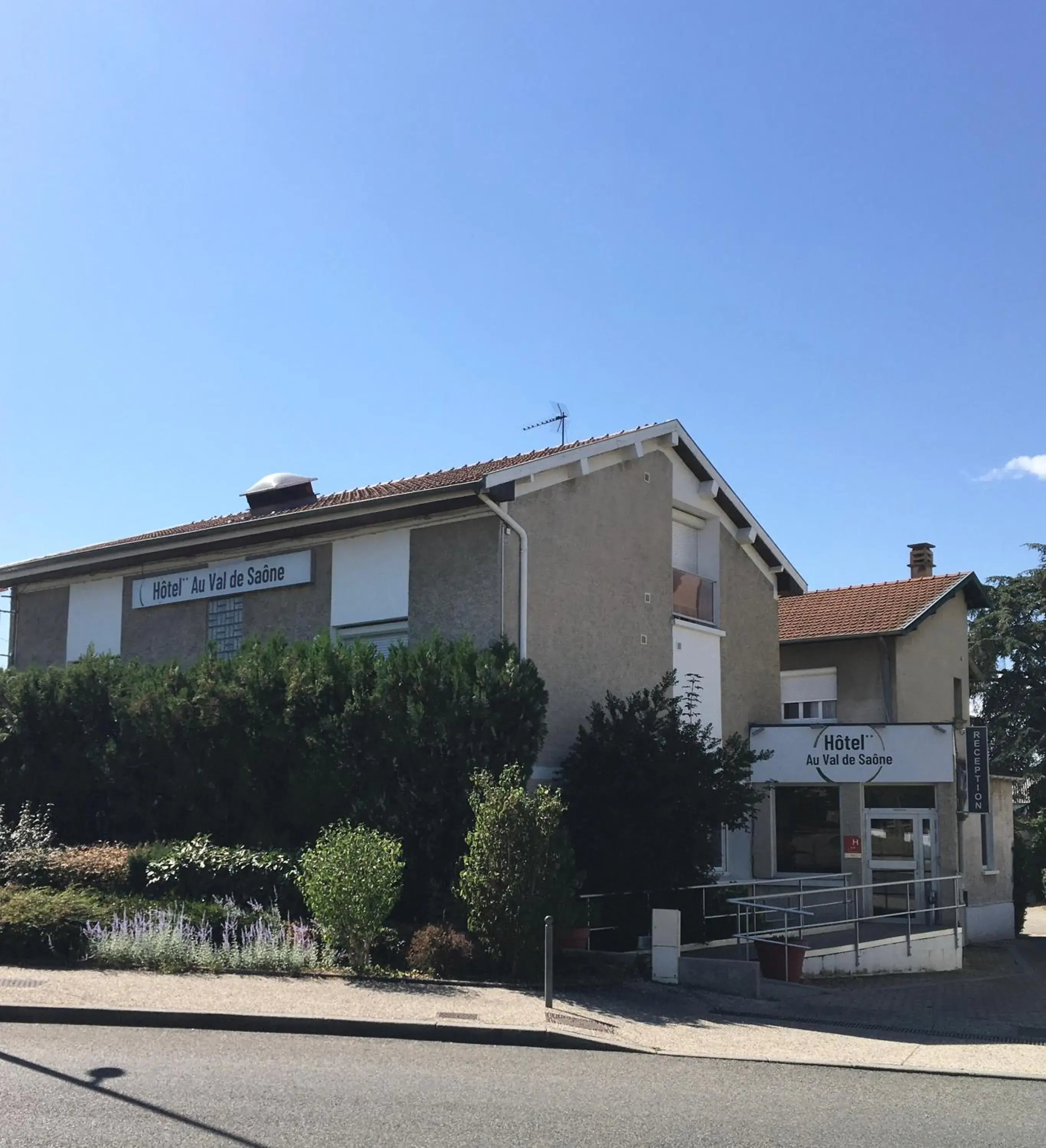 Property Building in Hotel Val De Saone Lyon Caluire Rillieux Property Building in Hotel Val De Saone Lyon Caluire Rillieux
