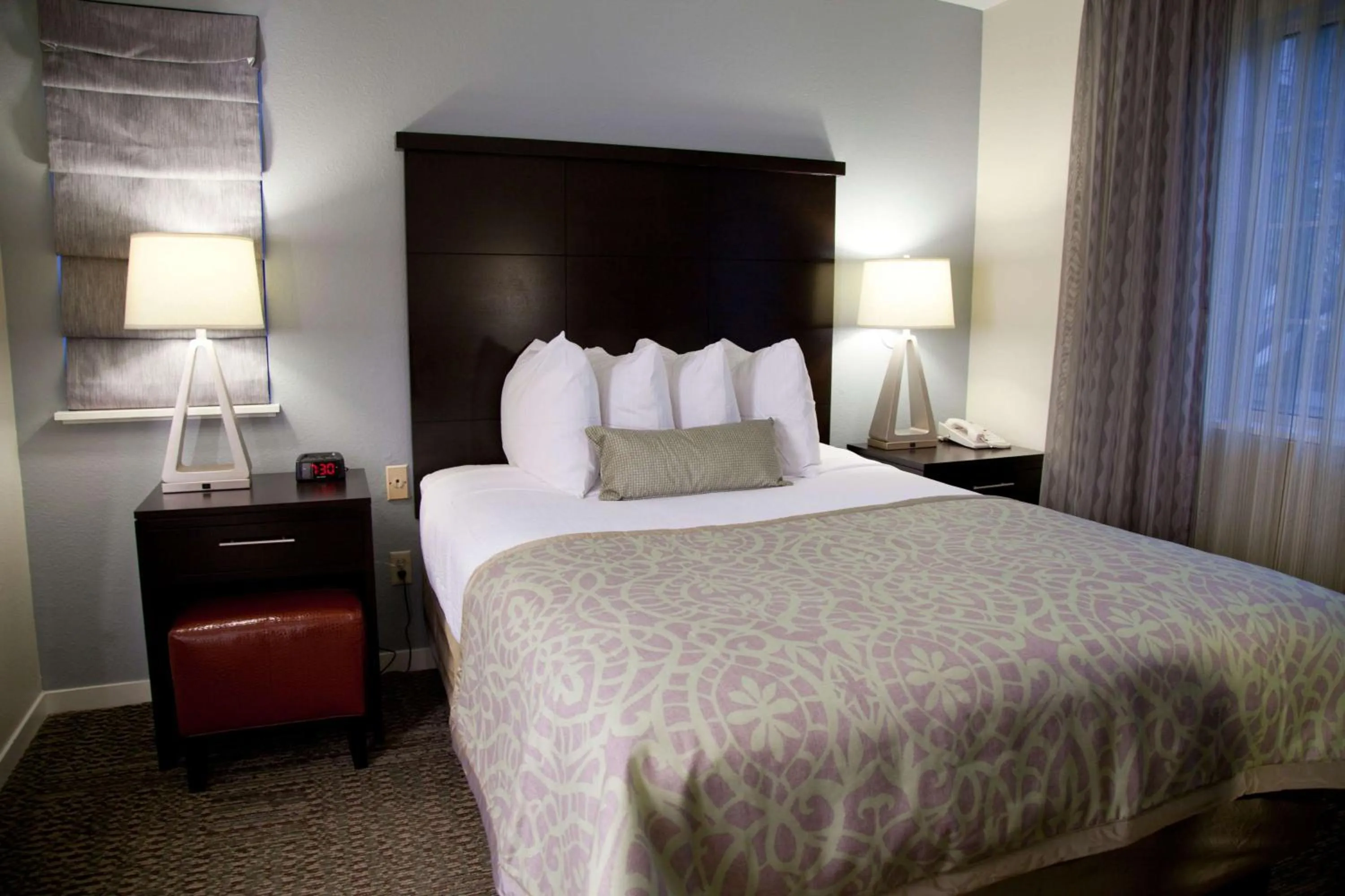 One-Bedroom Queen Suite with Bathtub - Mobility Accessible in Sonesta ES Suites San Francisco Airport San Bruno