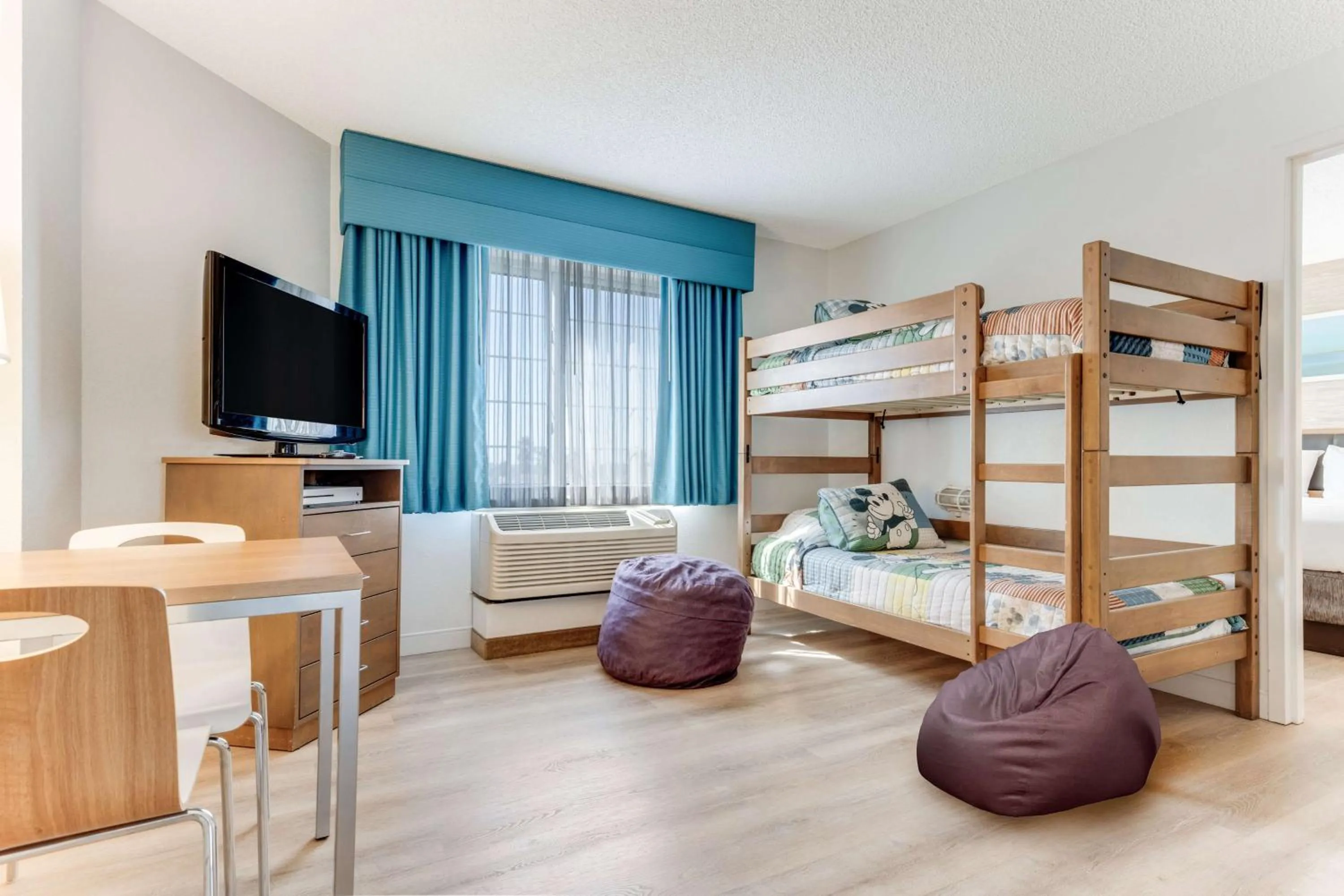 Family Suite with One Queen Bed and Bunk Bed in Sonesta Anaheim Resort Area