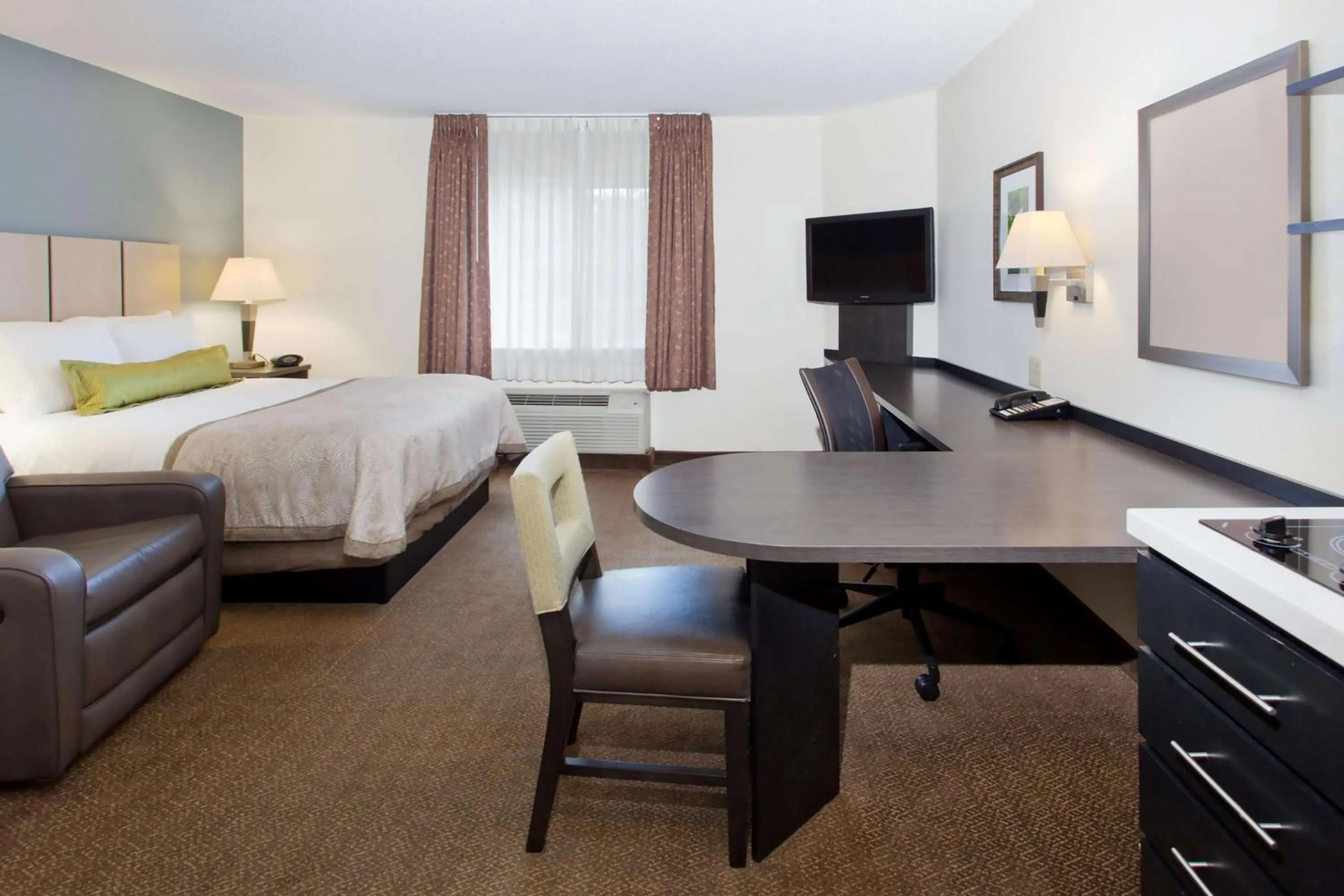 Studio Suite Queen with Bathtub - Mobility Accessible in Sonesta Simply Suites Philadelphia Mount Laurel