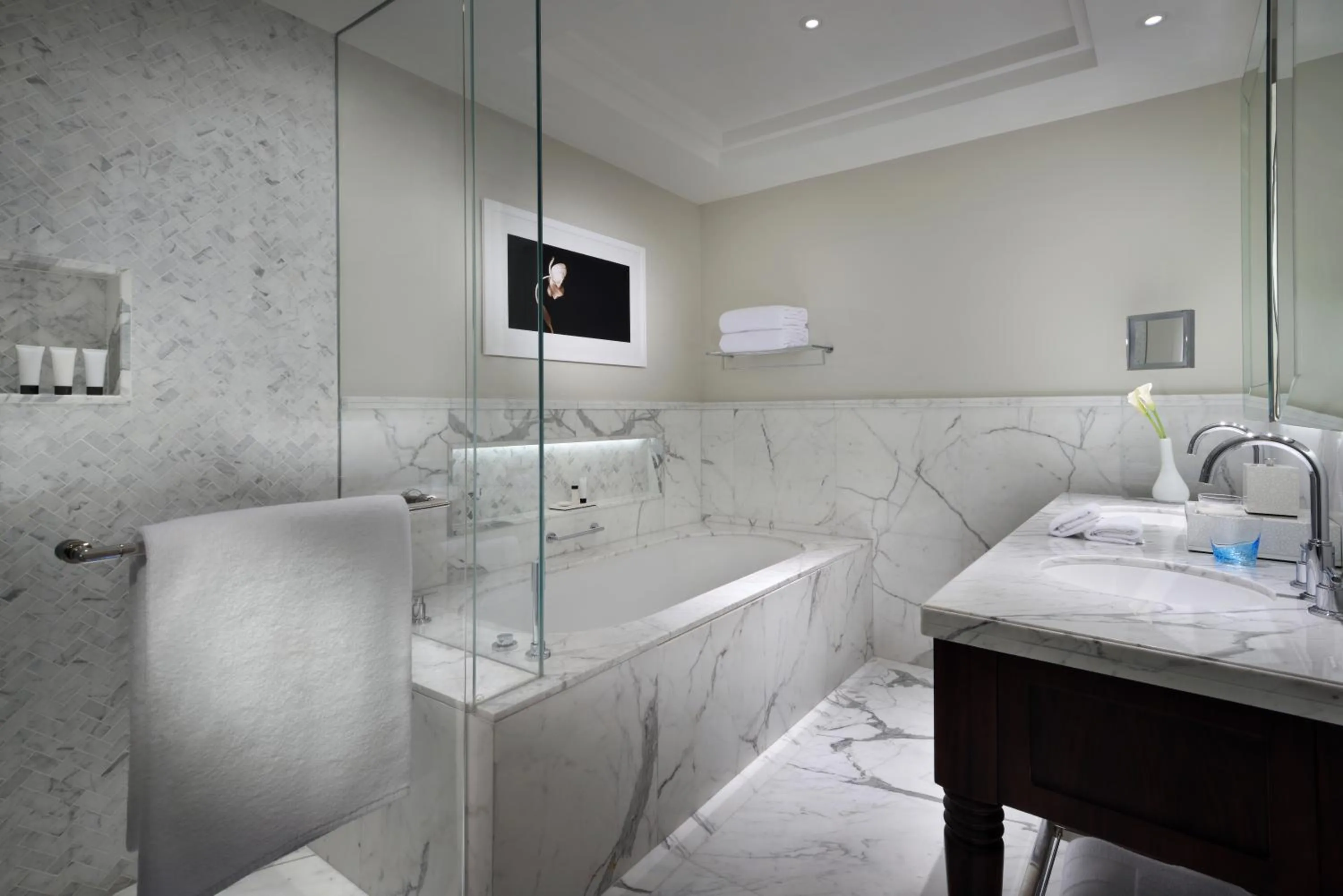 Grand Club Burj View Room Twin in Kempinski The Boulevard Dubai