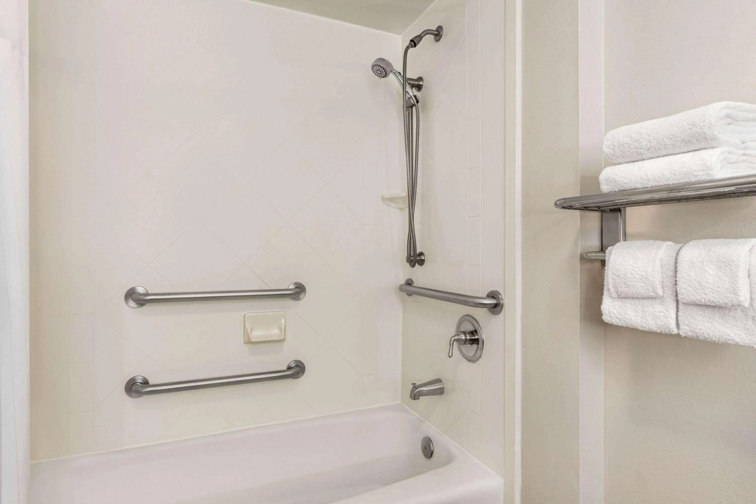 Queen Room - Mobility Access/Non-Smoking in Wyndham Garden Duluth