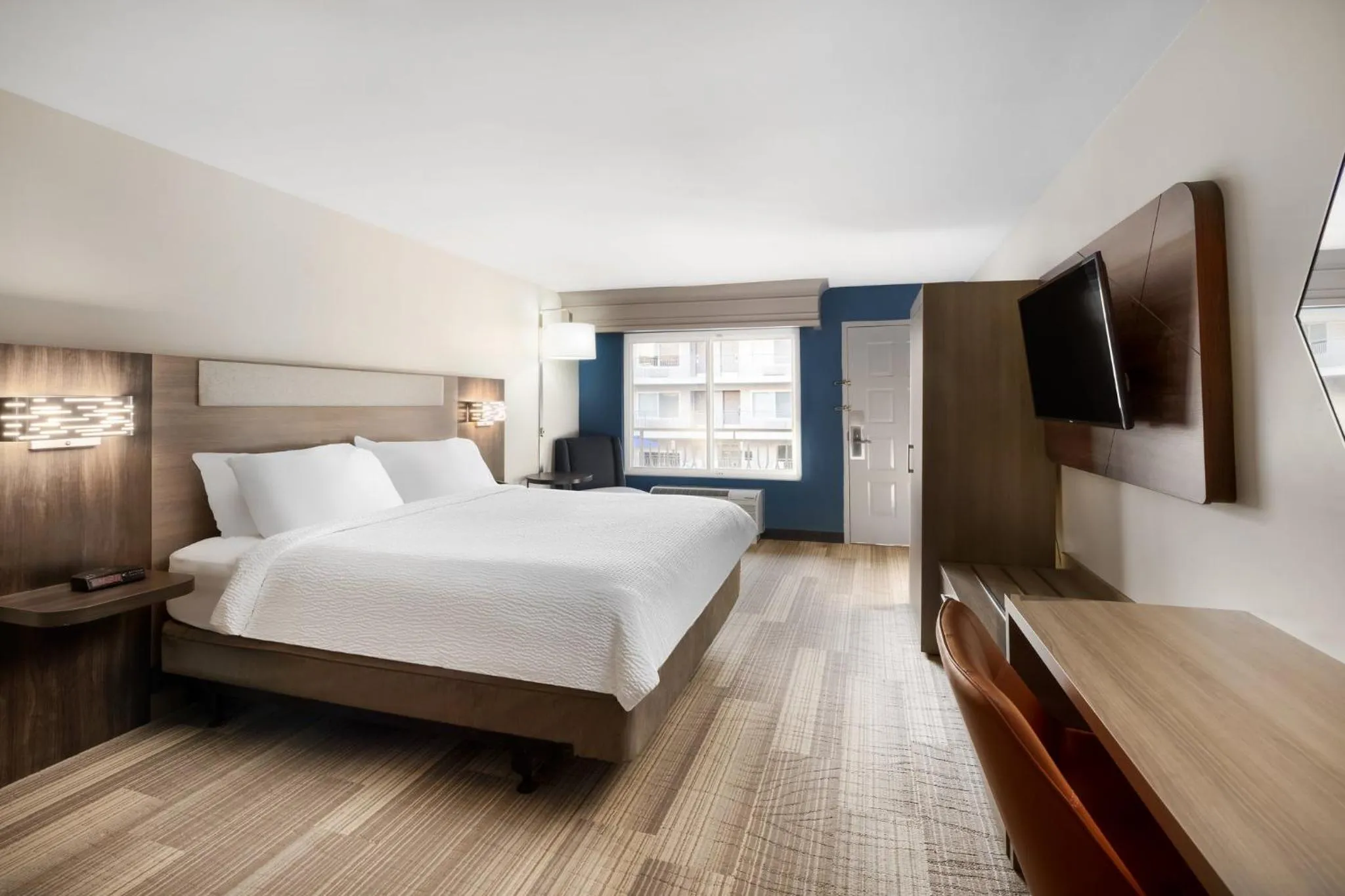 Standard King Room with Accessible Tub - Mobility Access in Holiday Inn Express Simi Valley by IHG