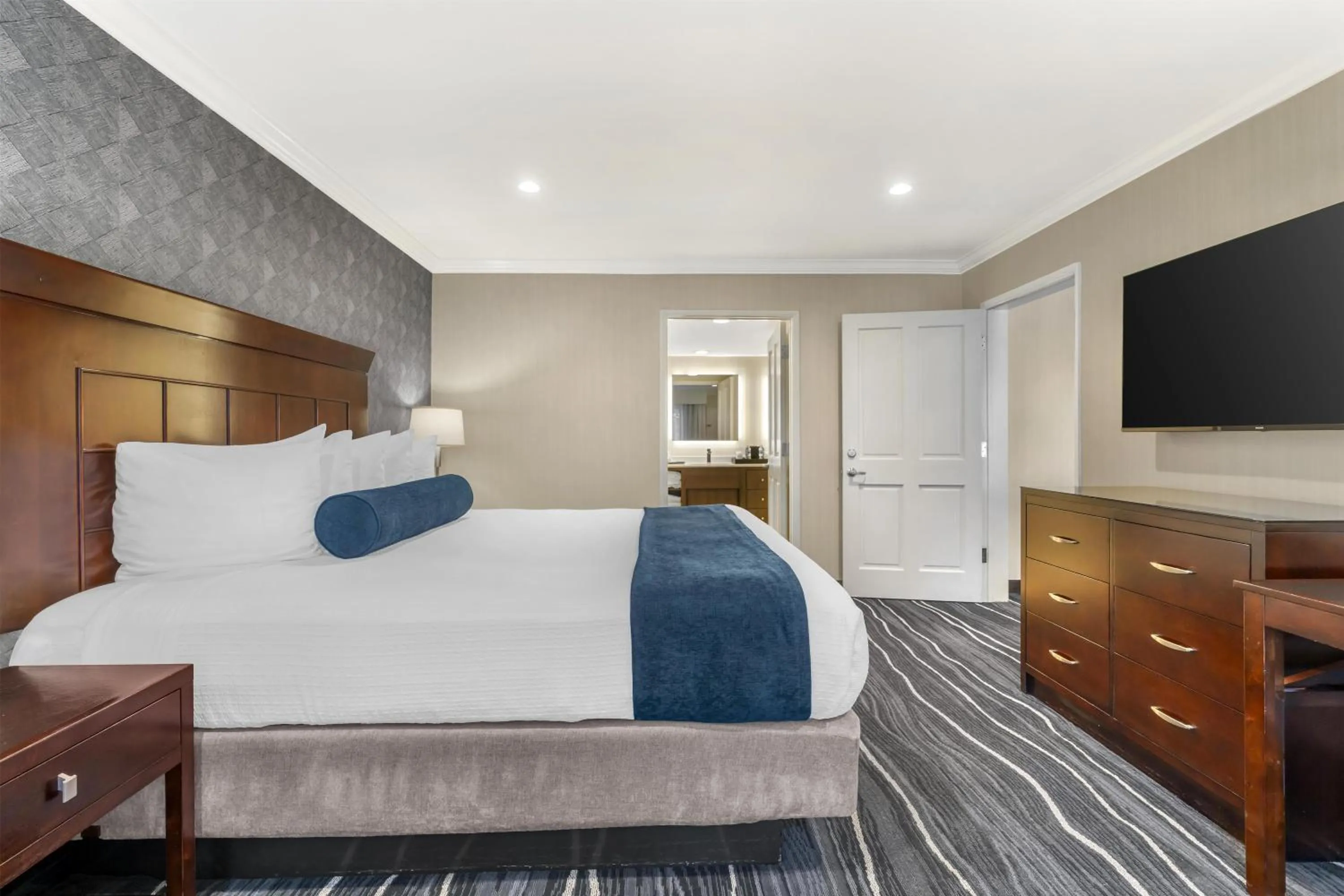 King Suite in Best Western Plus Carriage Inn