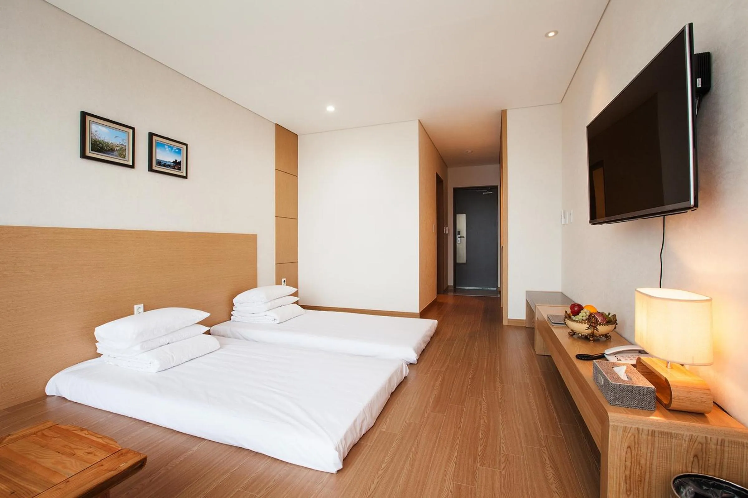 Korean-Style Twin Room in YOUUS Hotel