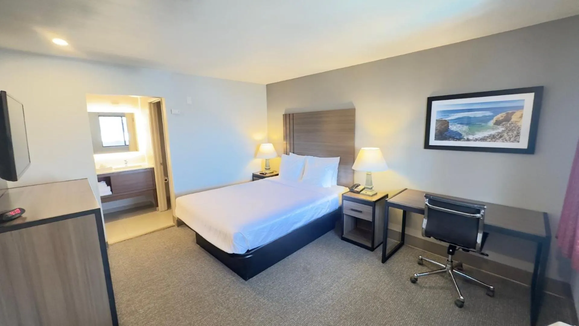 Deluxe Queen Room in Heritage Inn San Diego