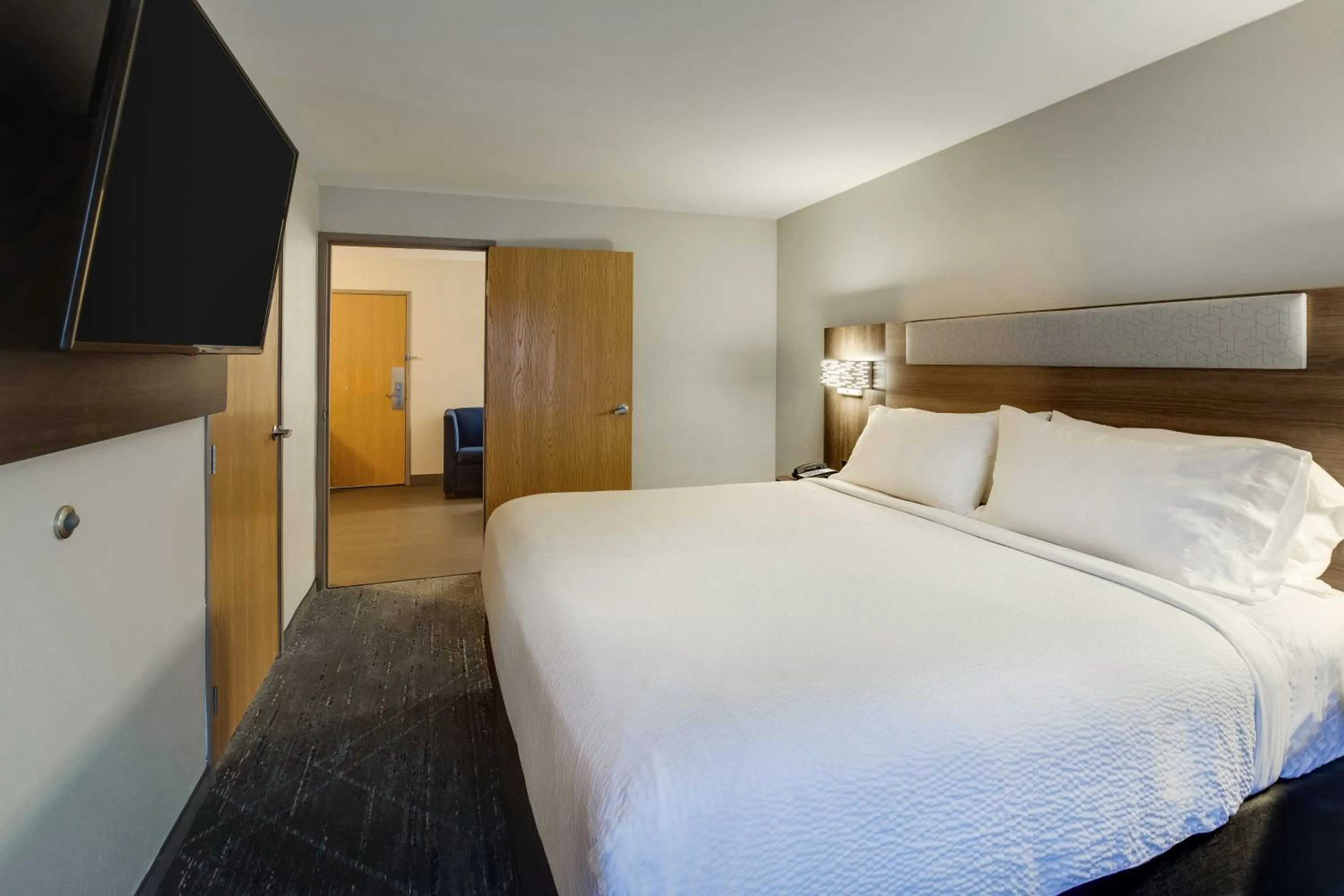 One-Bedroom King Suite with Tub - Mobility Accessible in Holiday Inn Express I-95 Capitol Beltway - Largo by IHG