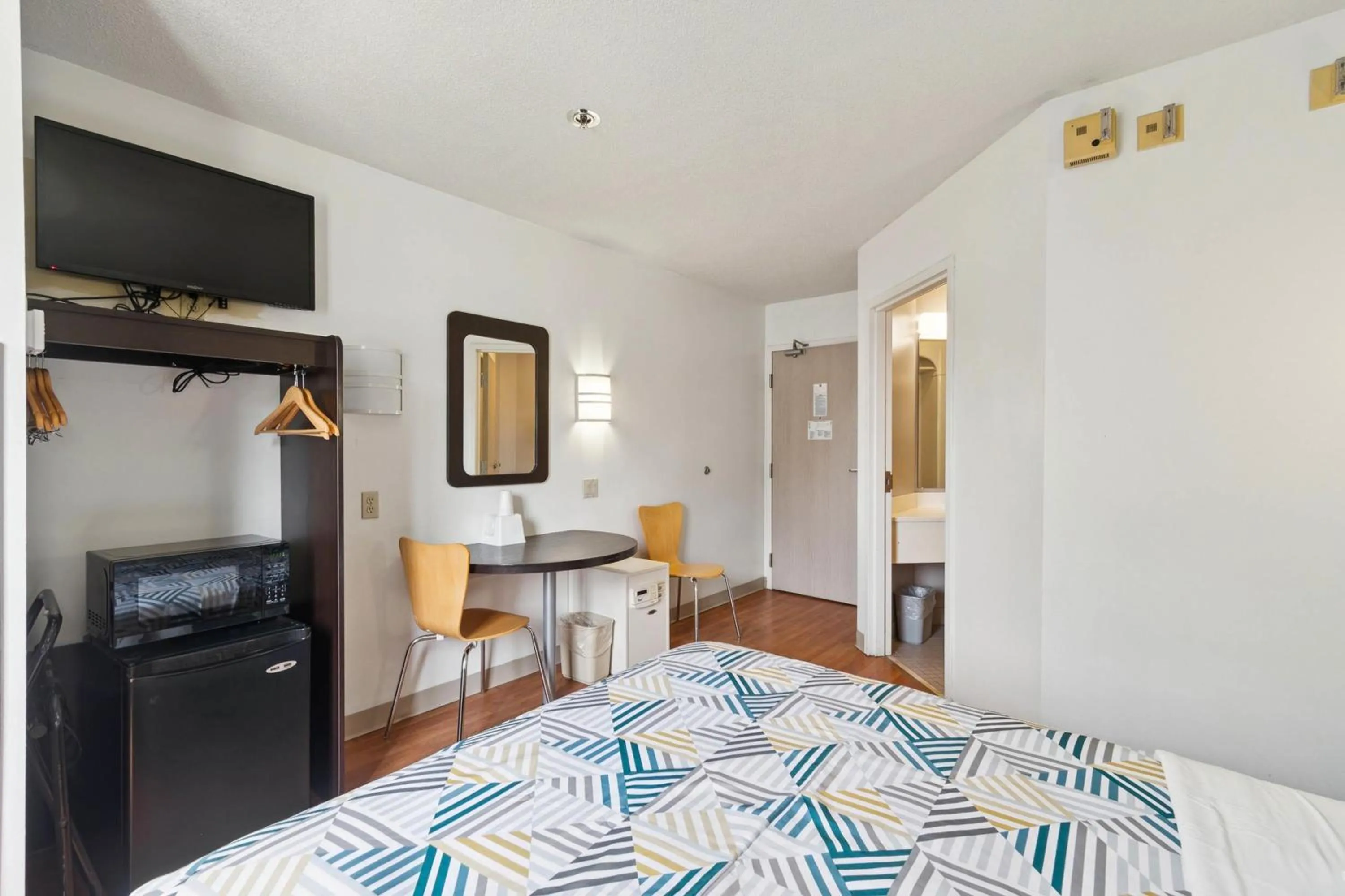 Queen Room - Non-Smoking in Motel 6-Milan, OH - Sandusky