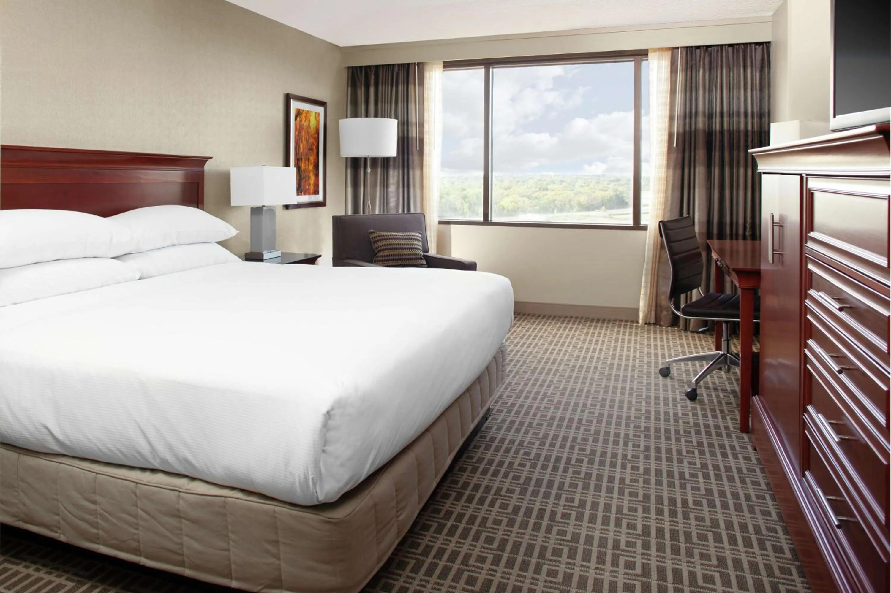 Corner King Room in DoubleTree by Hilton Kansas City - Overland Park