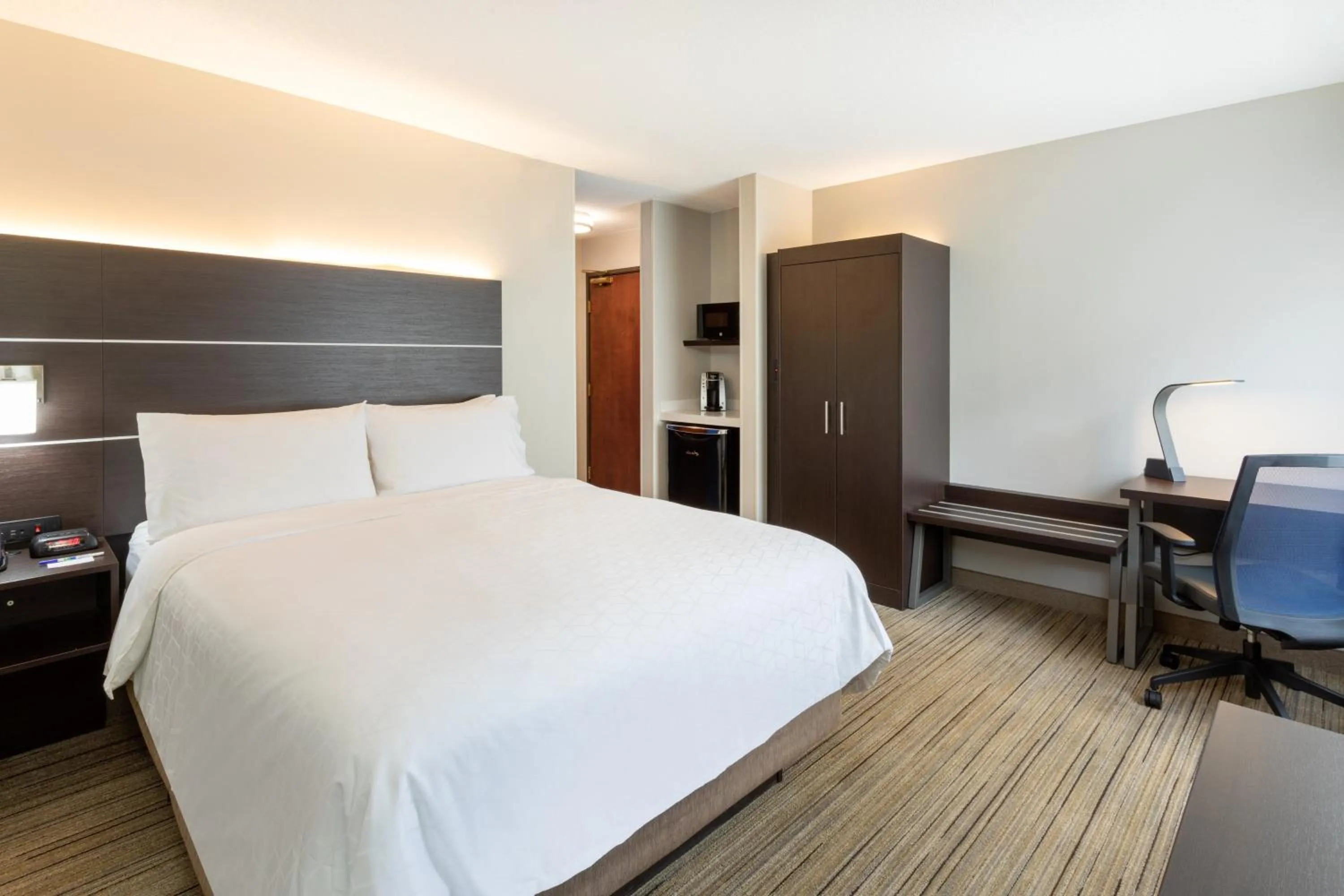 Standard Queen Room in Holiday Inn Express Hotel & Suites Minneapolis-Downtown Convention Center by IHG