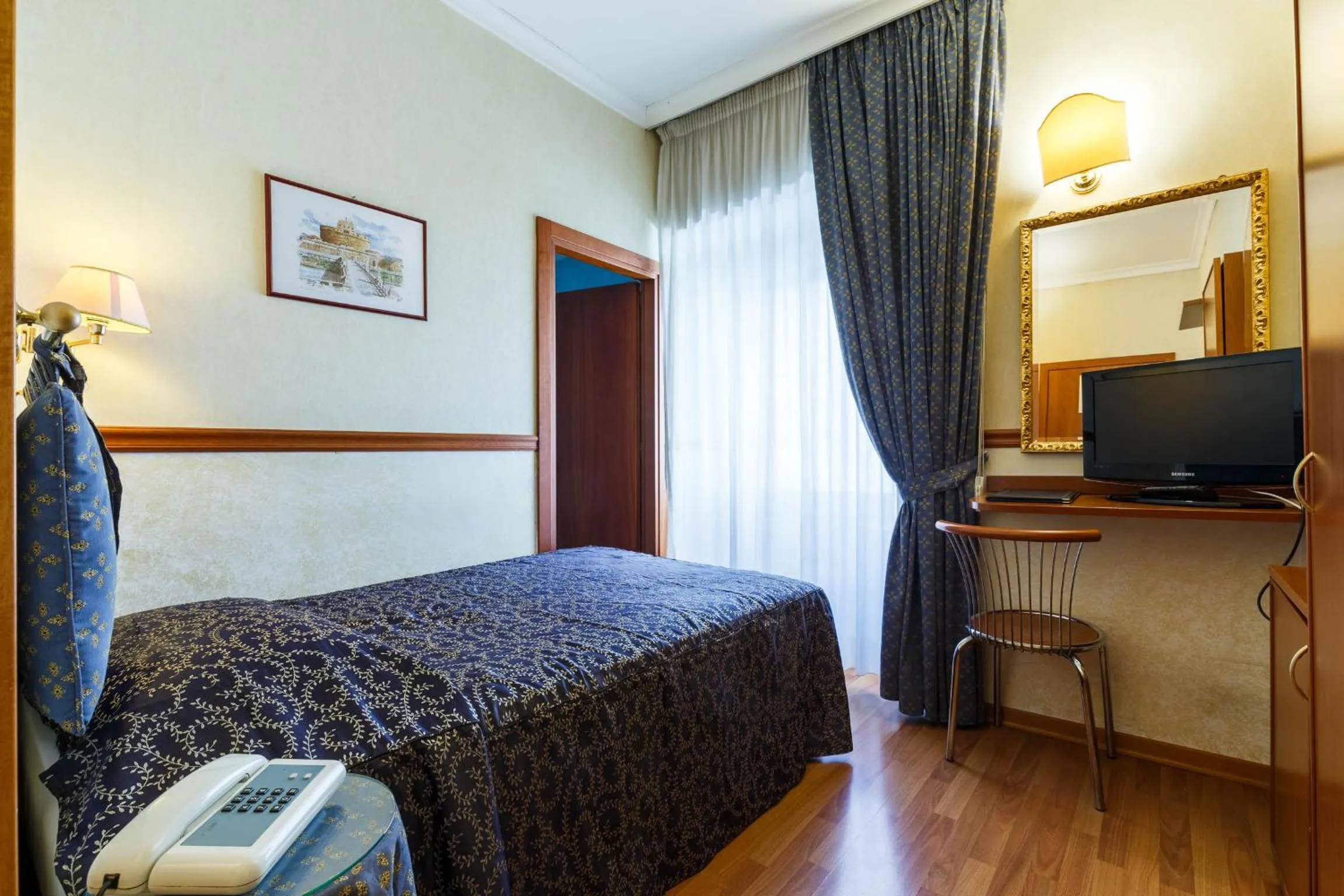 Comfort Single Room in Hotel Paris