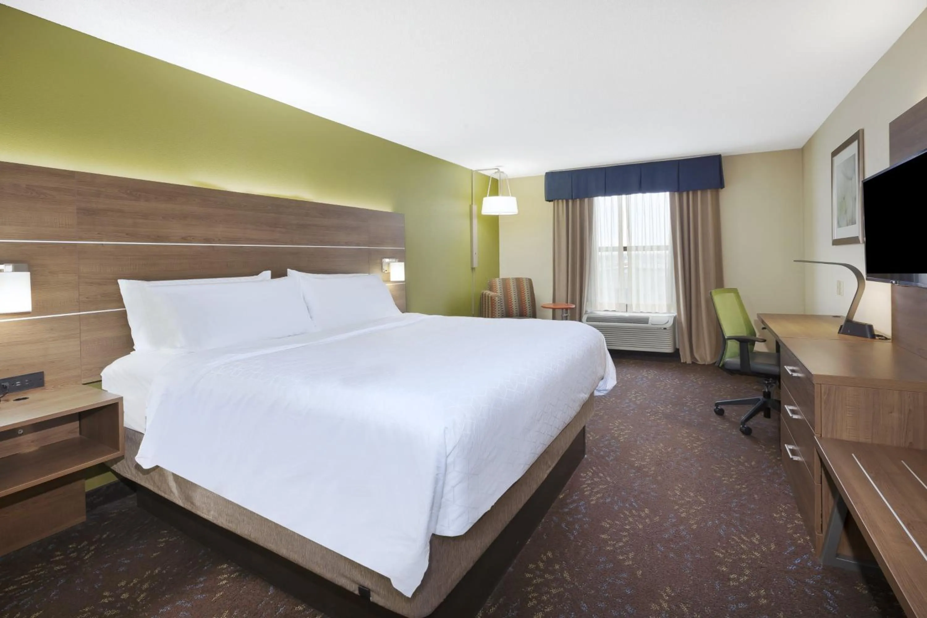 Standard King Room with Wheelchair Accessibility - Non-Smoking in Holiday Inn Express Hotel & Suites Circleville by IHG