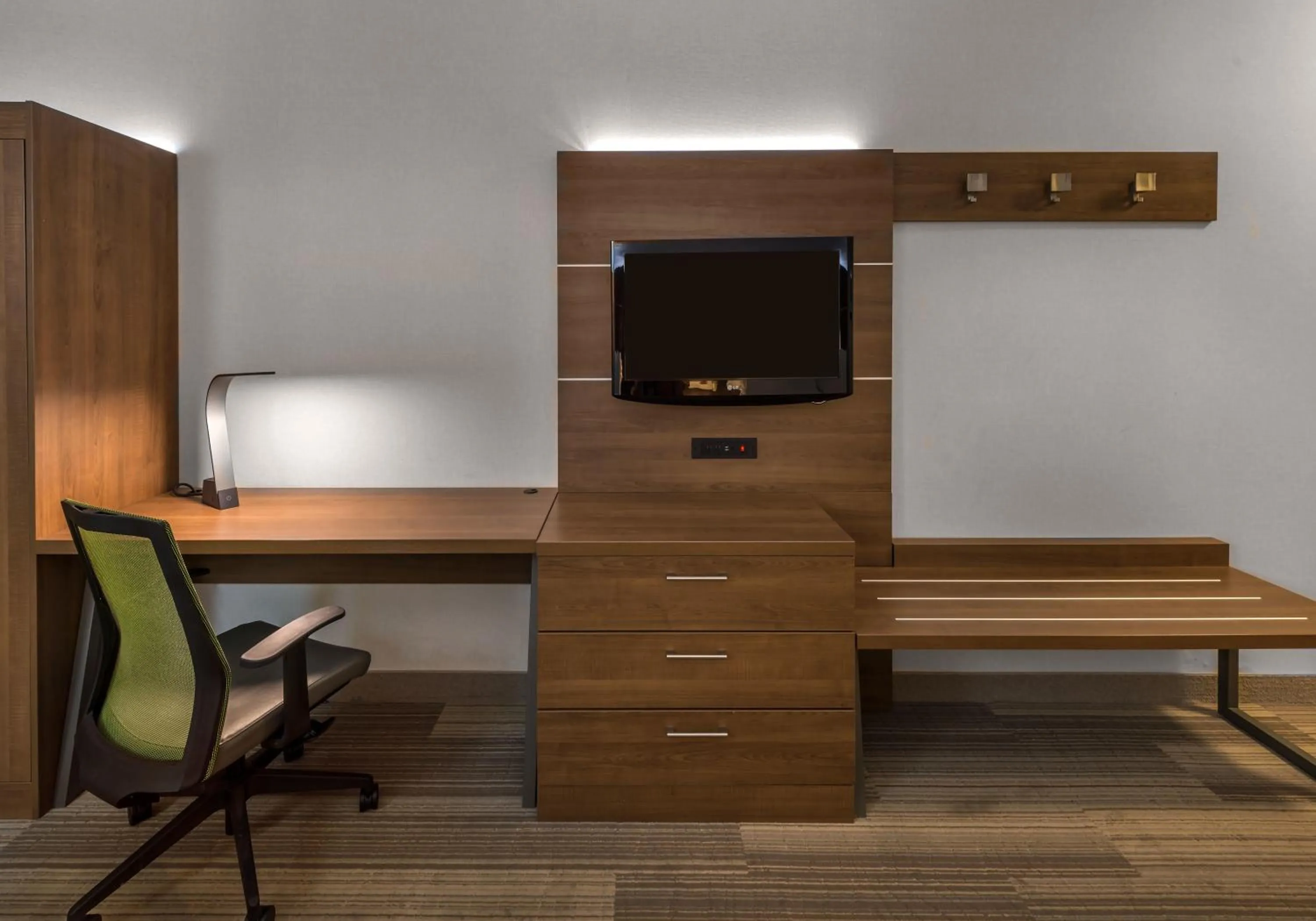 Standard King Room with Accessible Tub - Mobility Access in Holiday Inn Express Hotel & Suites Carson City by IHG