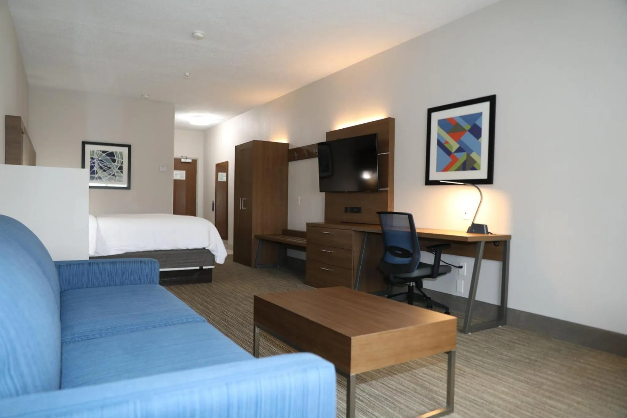 King Suite with Mobility Accessible Tub - Non-Smoking in Holiday Inn Express Hotel & Suites Albuquerque Airport by IHG
